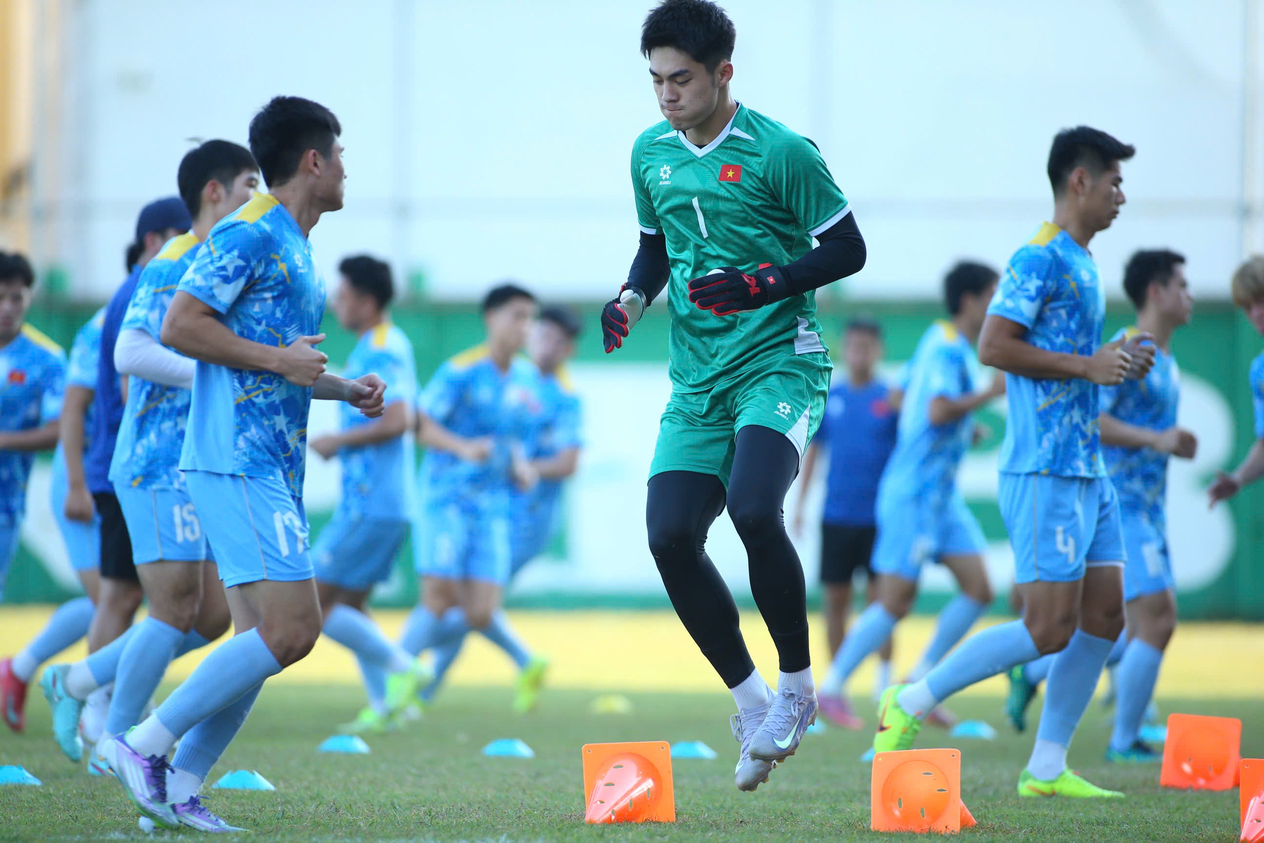 Sao U.23 Việt Nam tiết lộ bất ngờ về thầy Kim và Malaysia, đau lòng vì cầu thủ Lào chấn thương nặng- Ảnh 3. Sao U.23 Việt Nam tiết lộ bất ngờ về thầy Kim và Malaysia, đau lòng vì cầu thủ Lào chấn thương nặng- Ảnh 3.