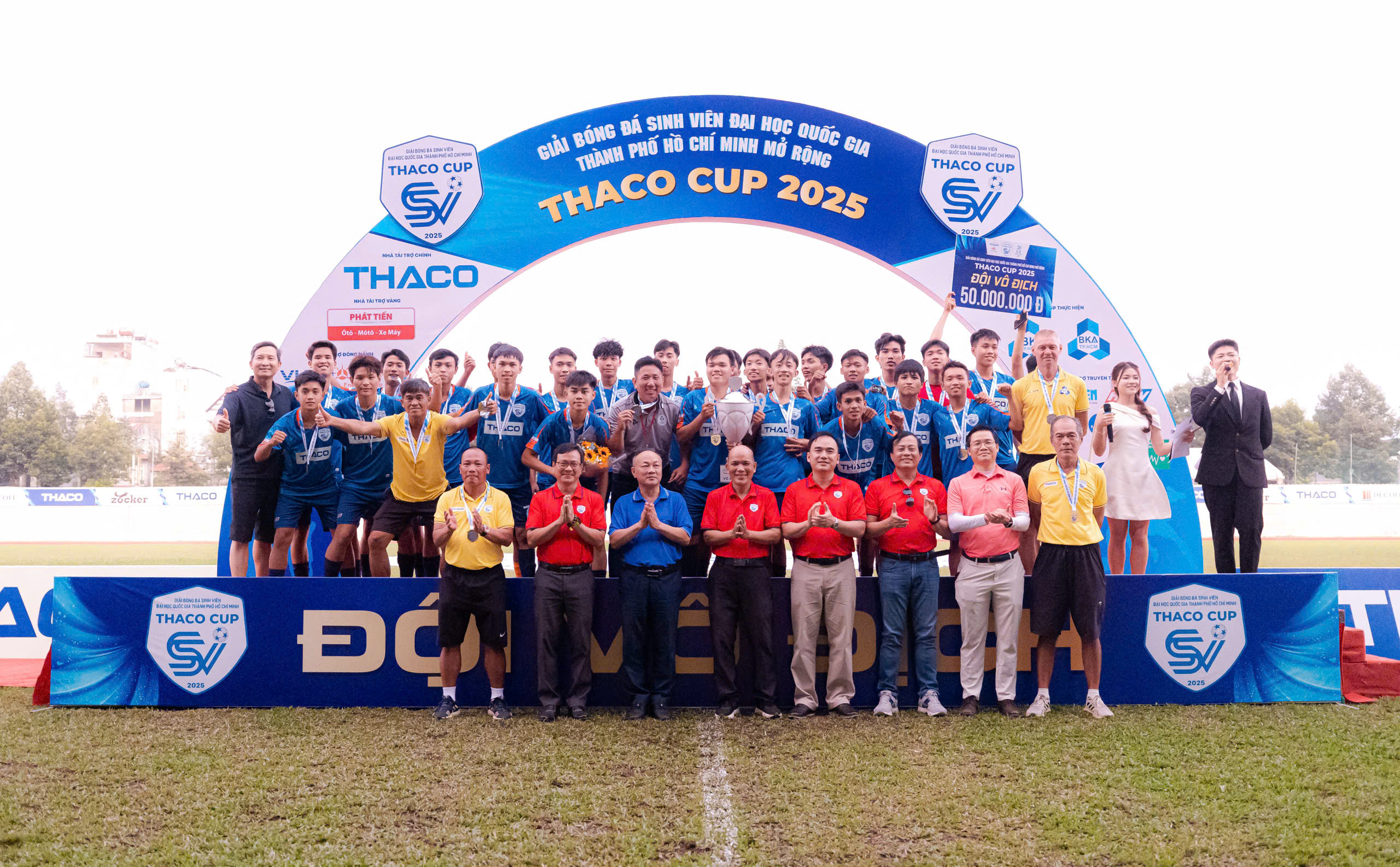 ជ័យជម្នះដ៏គួរឱ្យភ្ញាក់ផ្អើល សាកលវិទ្យាល័យបច្ចេកវិទ្យាឈ្នះ THACO CUP ជាលើកទី២ - រូបទី១. Chiến thắng nghẹt thở, Trường ĐH Bách khoa lần thứ 2 vô địch THACO CUP- Ảnh 1.