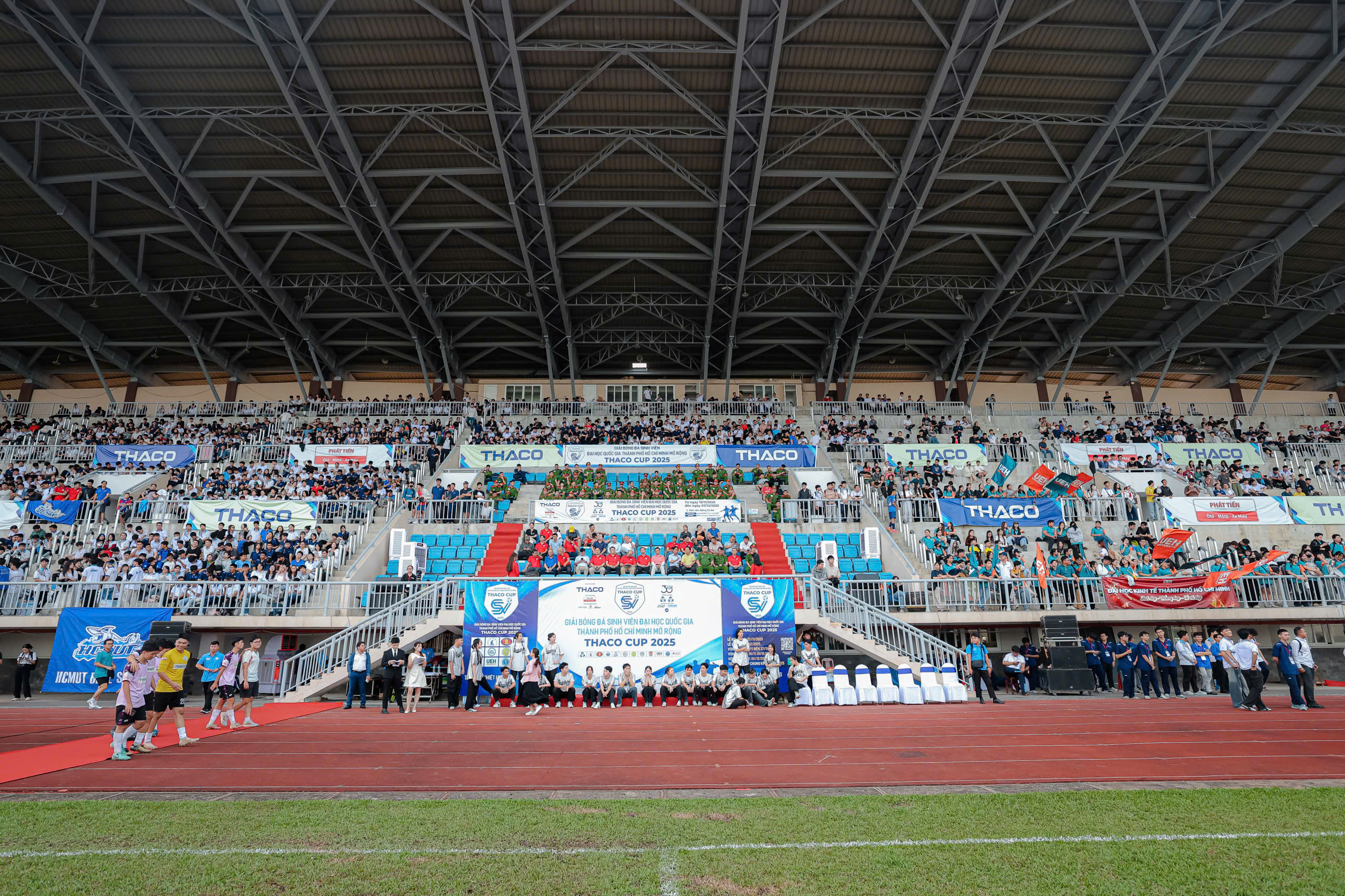 ជ័យជម្នះដ៏គួរឲ្យភ្ញាក់ផ្អើល សាកលវិទ្យាល័យបច្ចេកវិទ្យា ឈ្នះ THACO CUP ជាលើកទី២ - រូបទី ៣. Chiến thắng nghẹt thở, Trường ĐH Bách khoa lần thứ 2 vô địch THACO CUP- Ảnh 3.