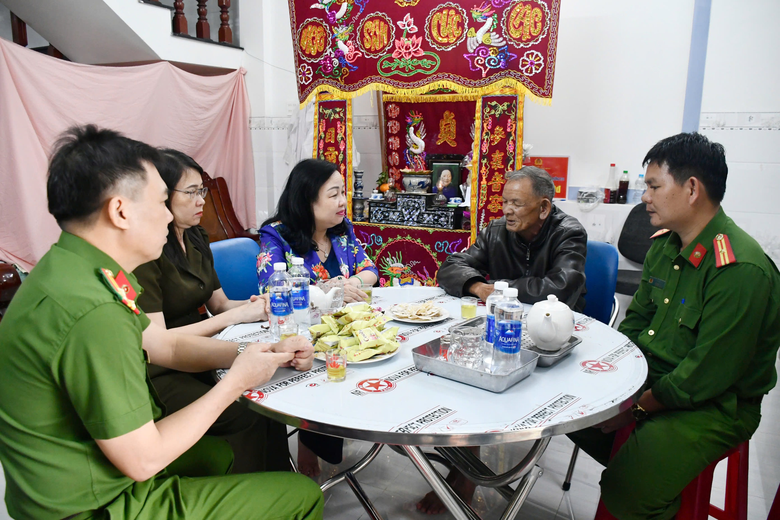 'Tim tôi như thắt lại': Nén nỗi đau riêng, chiến sĩ công an lao vào cứu dân giữa lũ dữ - Ảnh 1. 'Tim tôi như thắt lại': Nén nỗi đau riêng, chiến sĩ công an lao vào cứu dân giữa lũ dữ - Ảnh 1.