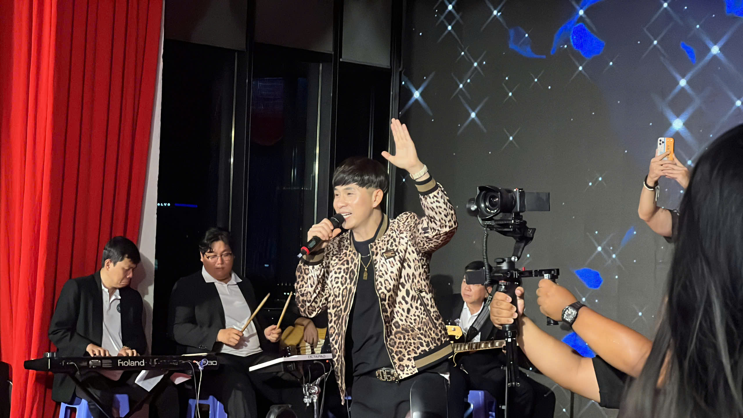 Quang Hà, Châu Gia Kiệt cùng dàn ca sĩ đồng lòng hướng về miền Trung- Ảnh 1. Quang Hà, Châu Gia Kiệt cùng dàn ca sĩ đồng lòng hướng về miền Trung- Ảnh 1.