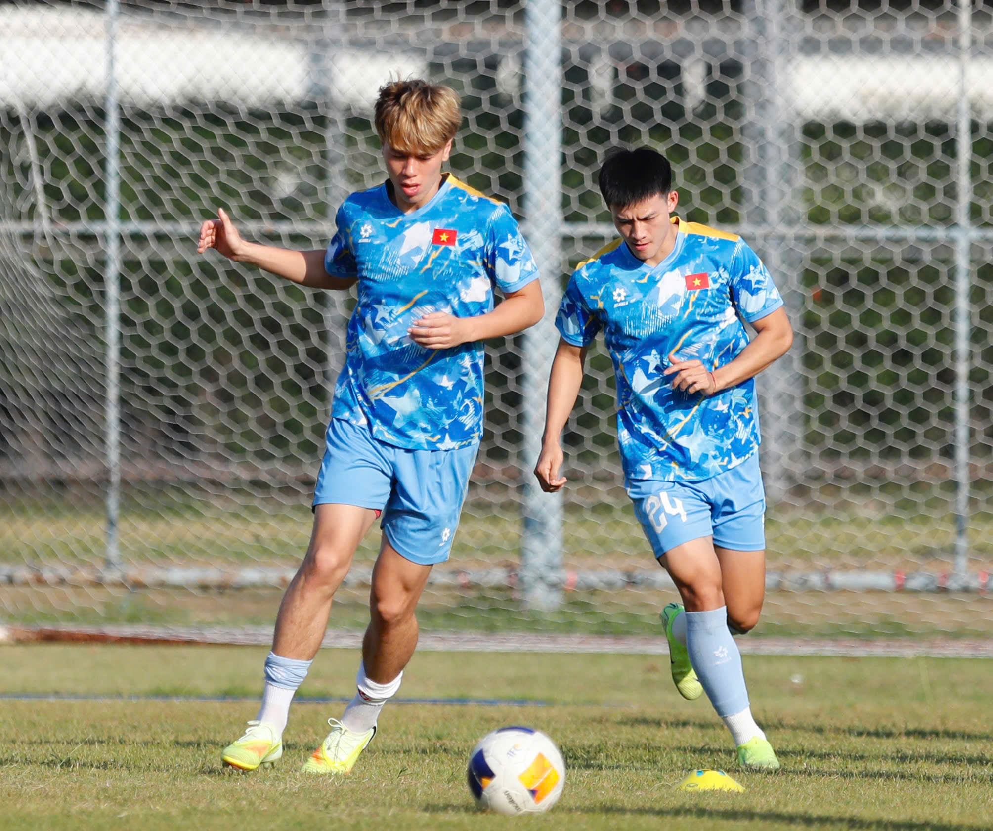 Trực thăng quần thảo buổi tập U.23 Việt Nam, ông Kim sẵn sàng 'đạn dược' cho trận đại chiến Malaysia- Ảnh 11.