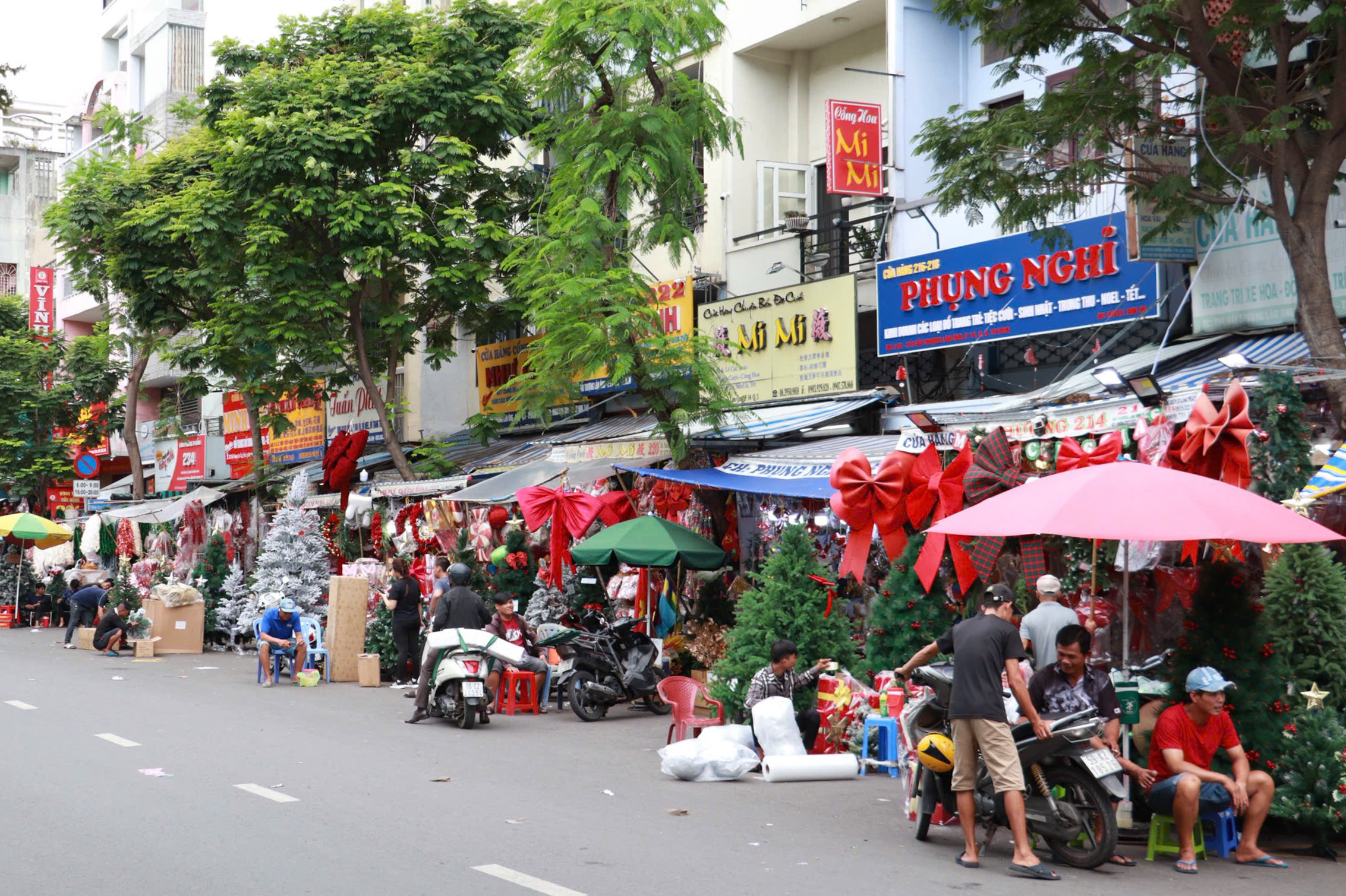 Phố Hải Thượng Lãn Ông: Người dân TP.HCM nhộn nhịp mua sắm đón Giáng sinh 2025 - Ảnh 1.