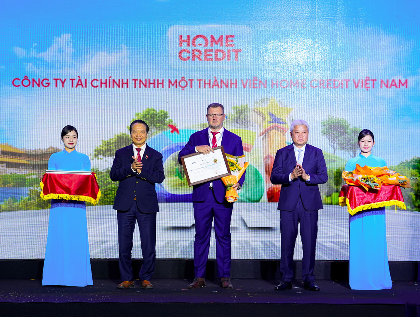 Home Credit lọt Top 10 Doanh nghiệp Bền vững thuộc lĩnh vực Thương mại - Dịch vụ - Ảnh 1.