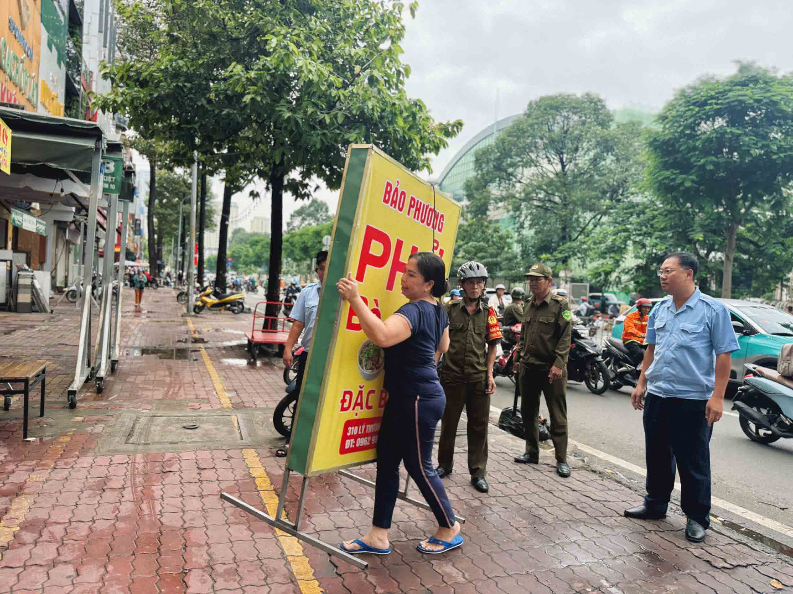 Công an tham gia xử lý lấn chiếm vỉa hè , lòng đường tại TP . HCM - Ảnh 2. Công an tham gia xử lý lấn chiếm vỉa hè , lòng đường tại TP . HCM - Ảnh 2.