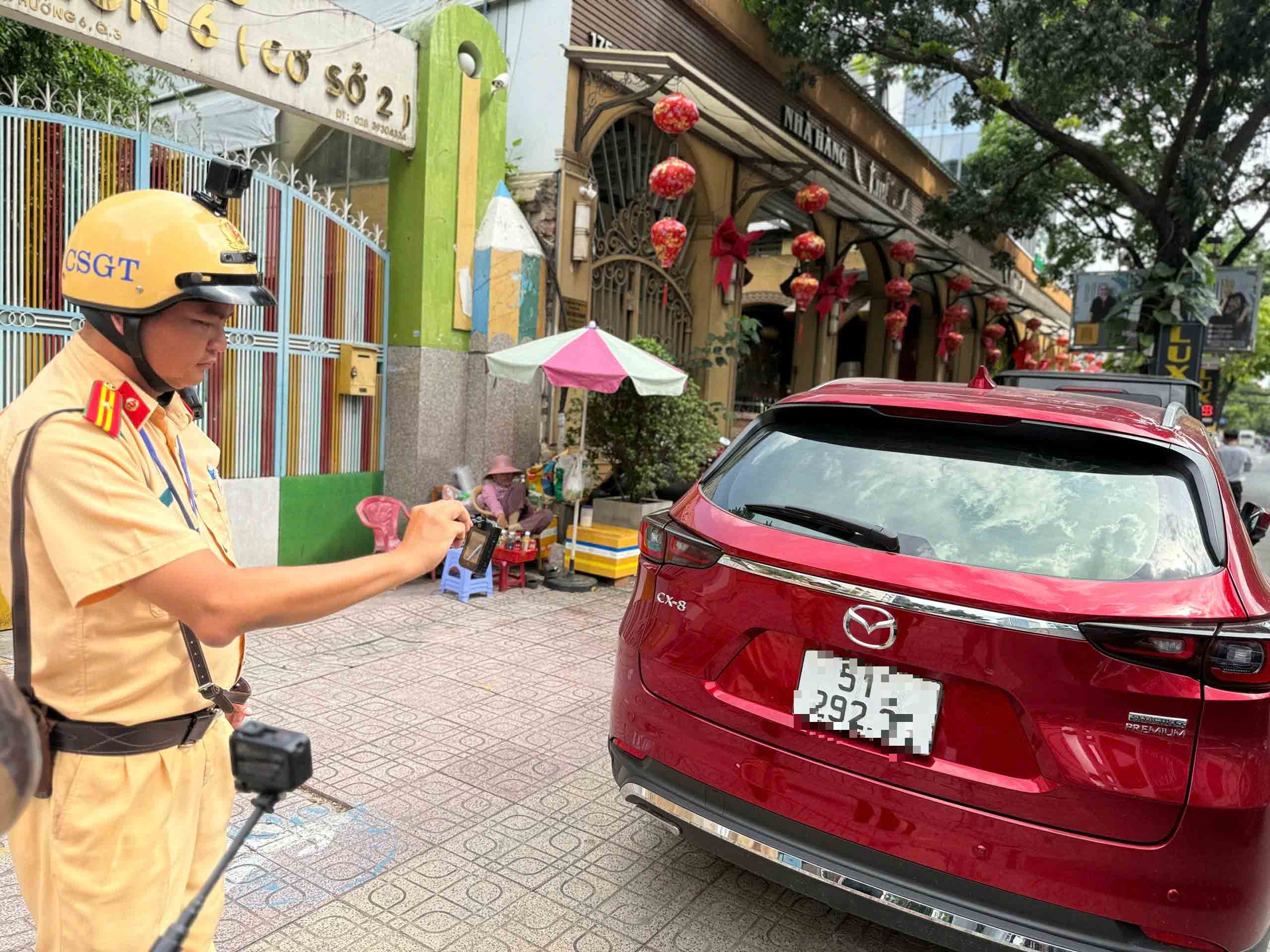 Công an tham gia xử lý lấn chiếm vỉa hè , lòng đường tại TP . HCM - Ảnh 3. Công an tham gia xử lý lấn chiếm vỉa hè , lòng đường tại TP . HCM - Ảnh 3.