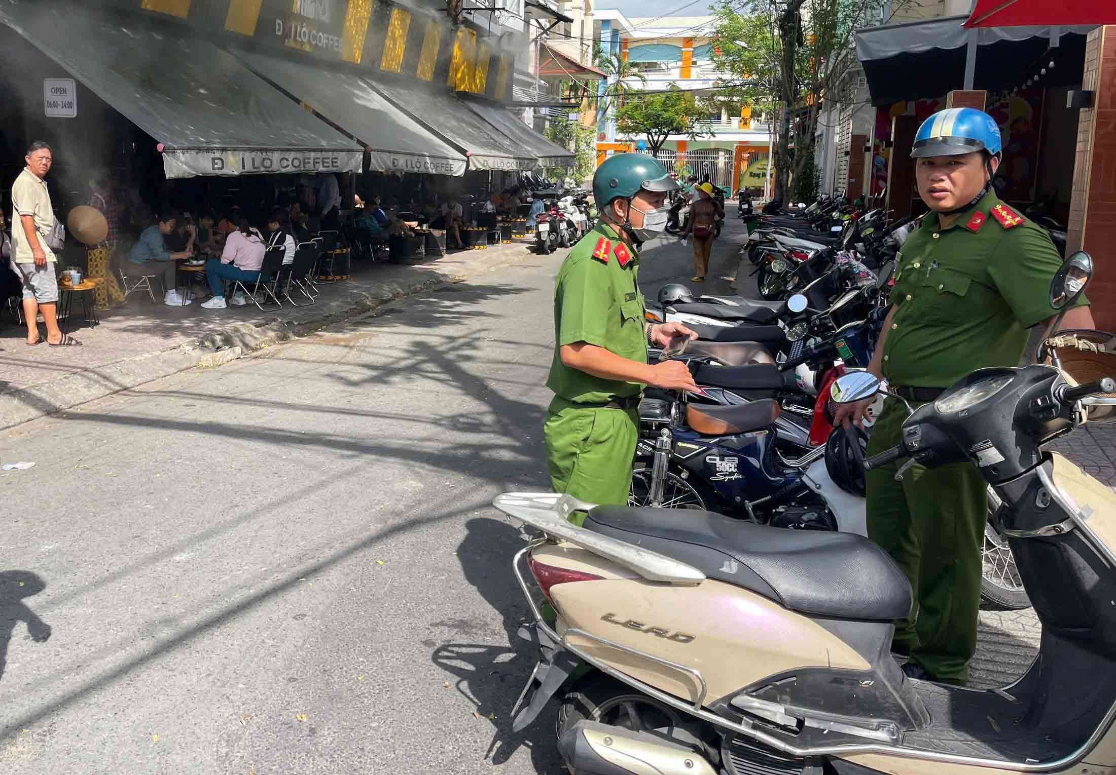 Công an tham gia xử lý lấn chiếm vỉa hè , lòng đường tại TP . HCM - Ảnh 4. Công an tham gia xử lý lấn chiếm vỉa hè , lòng đường tại TP . HCM - Ảnh 4.