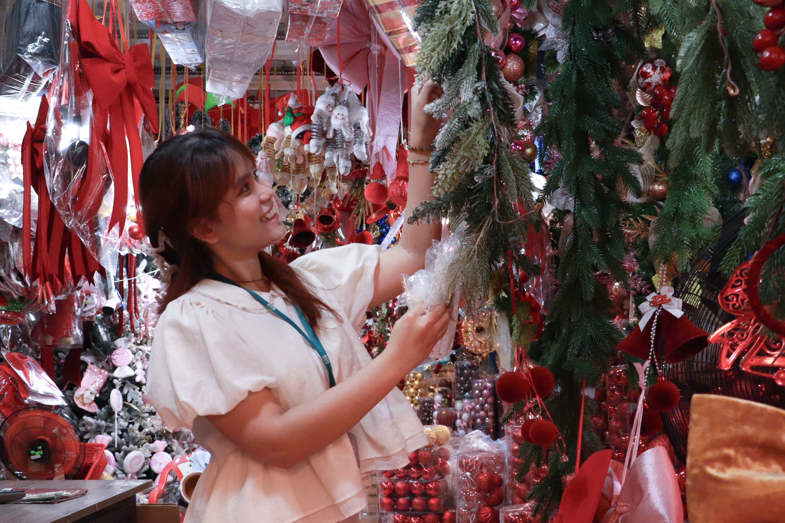 Phố Hải Thượng Lãn Ông: Người dân TP.HCM nhộn nhịp mua sắm đón Giáng sinh 2025 - Ảnh 5.