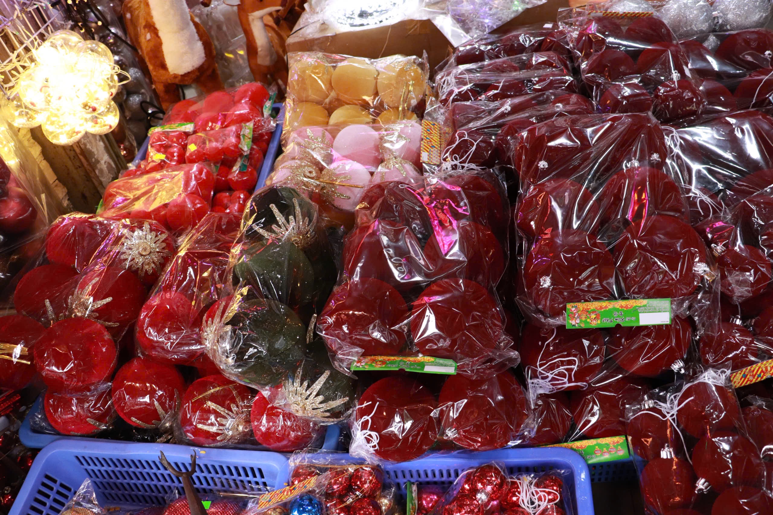 Phố Hải Thượng Lãn Ông: Người dân TP.HCM nhộn nhịp mua sắm đón Giáng sinh 2025 - Ảnh 6.