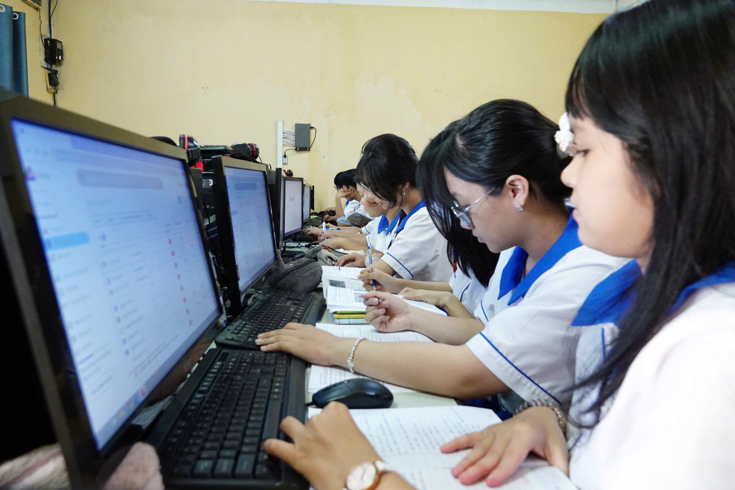 a1-1765192533752753277356 Học sinh TP.HCM làm quen với thi tốt nghiệp THPT trên máy tính - Ảnh 1.