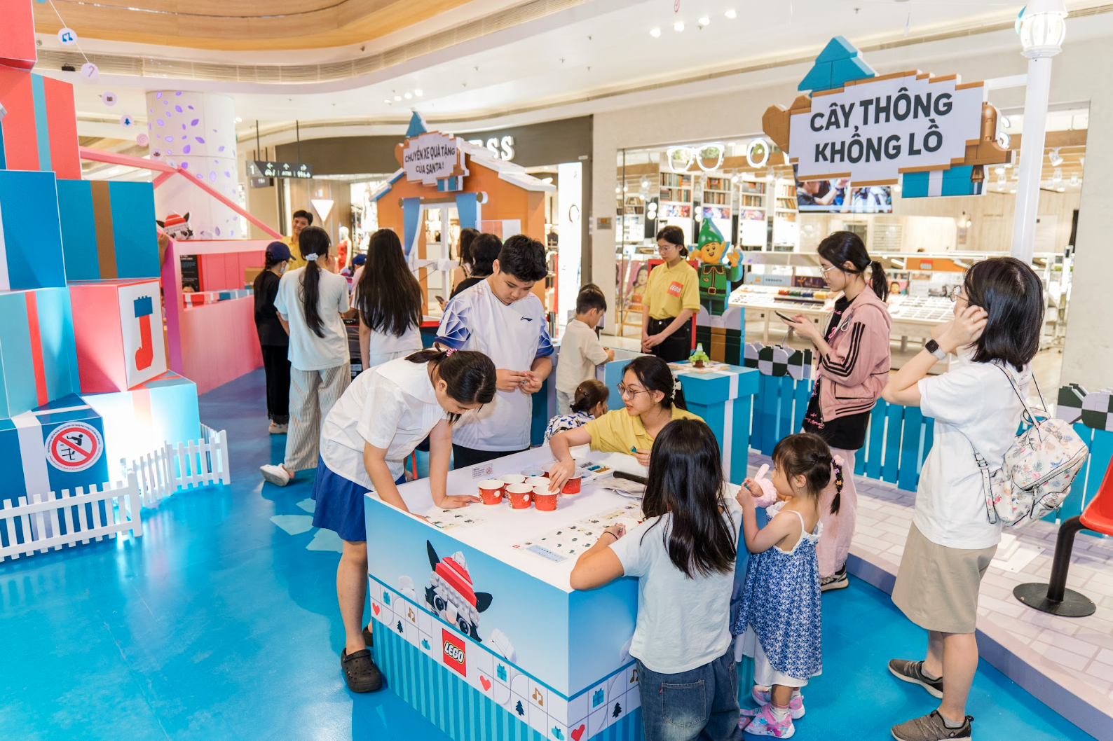 Mô hình cây thông LEGO khổng lồ hút khách ở TP.HCM- Ảnh 2. Mô hình cây thông LEGO khổng lồ hút khách ở TP.HCM- Ảnh 2.