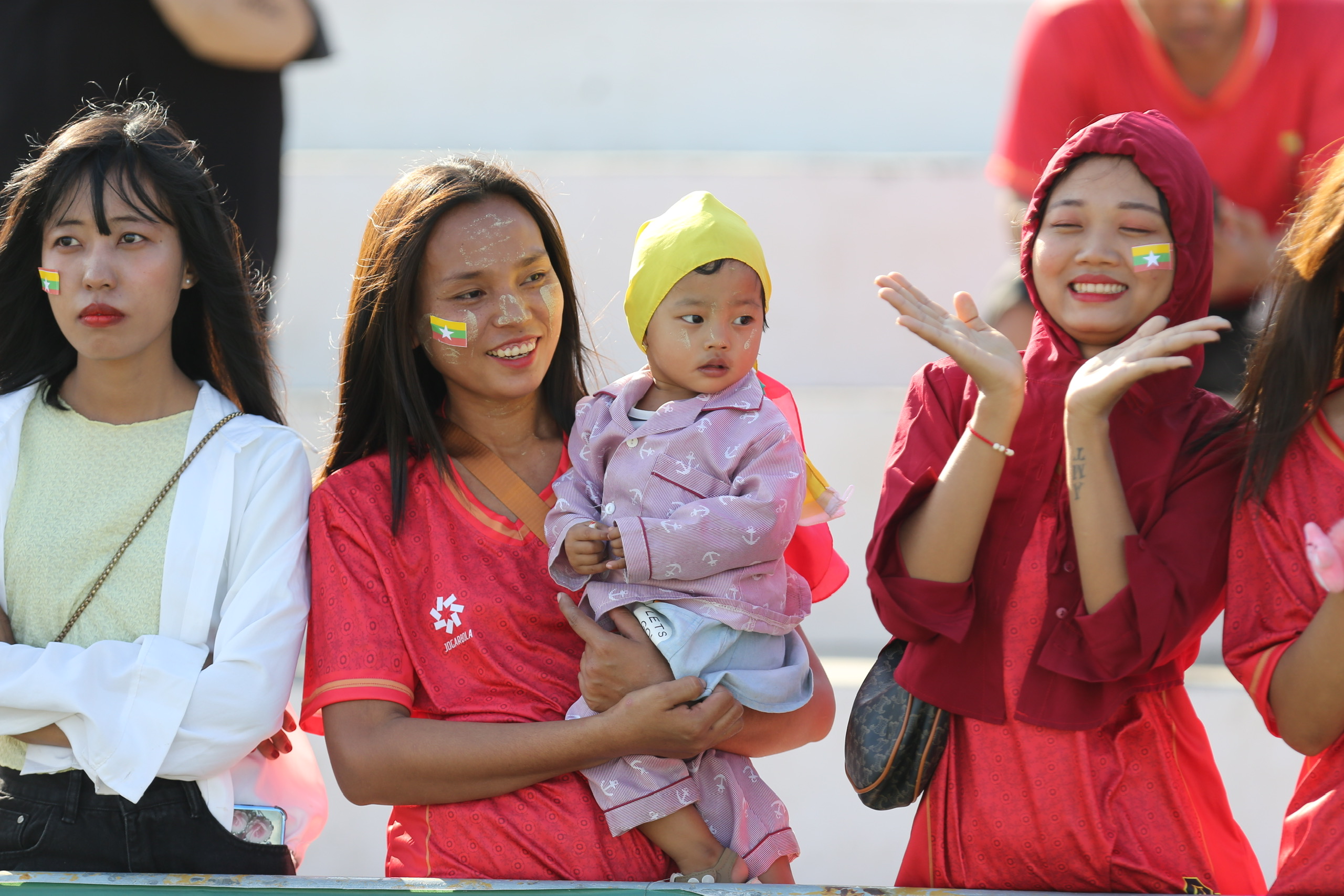 Cuồng nhiệt cổ động viên Myanmar, 'nóng rực' bầu không khí bóng đá nữ SEA Games- Ảnh 5.