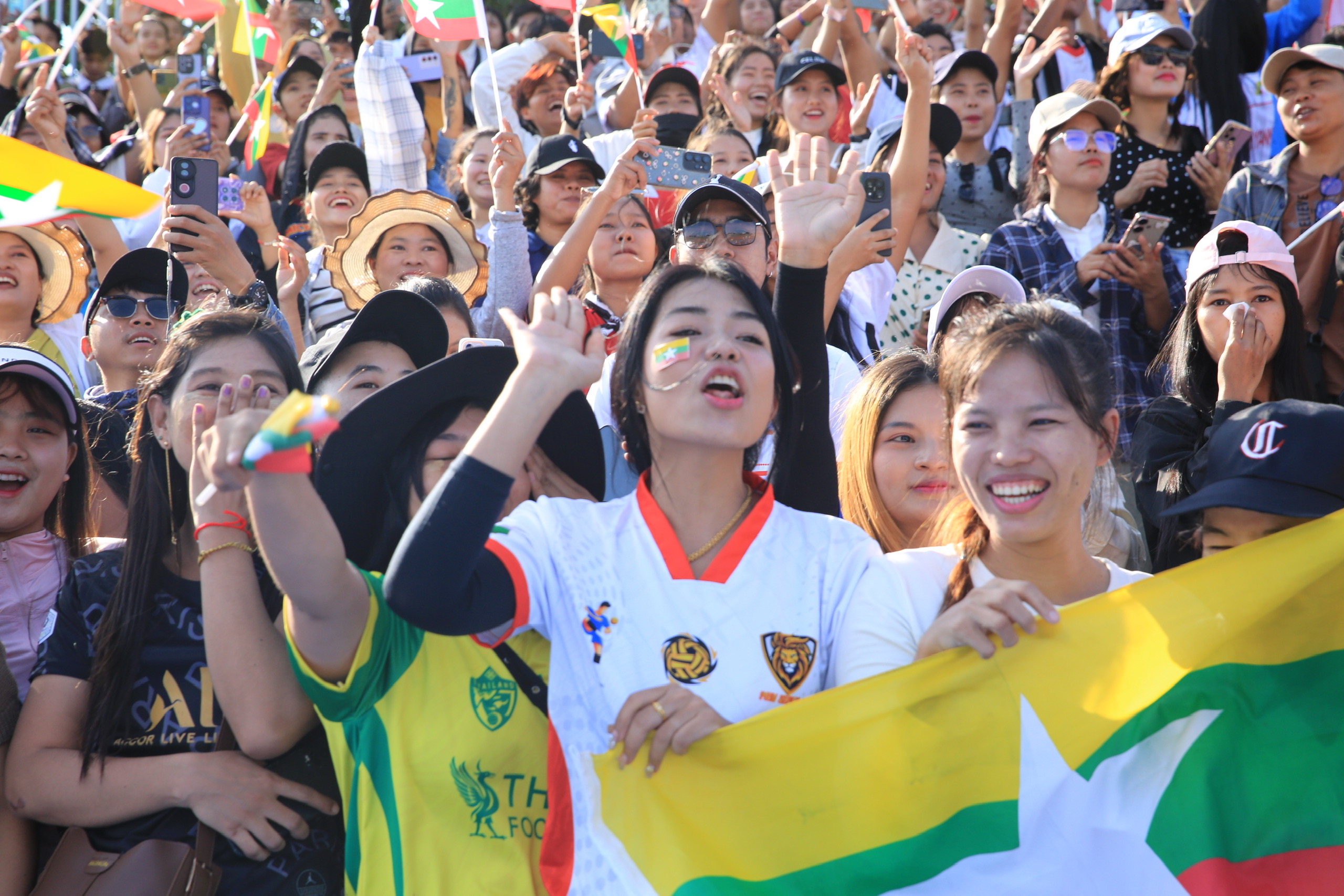 Cuồng nhiệt cổ động viên Myanmar, 'nóng rực' bầu không khí bóng đá nữ SEA Games- Ảnh 4.