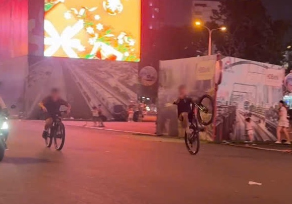 Bị CSGT phạt 400.000 đồng vì điều khiển xe đạp bằng 1 bánh - Ảnh 1.