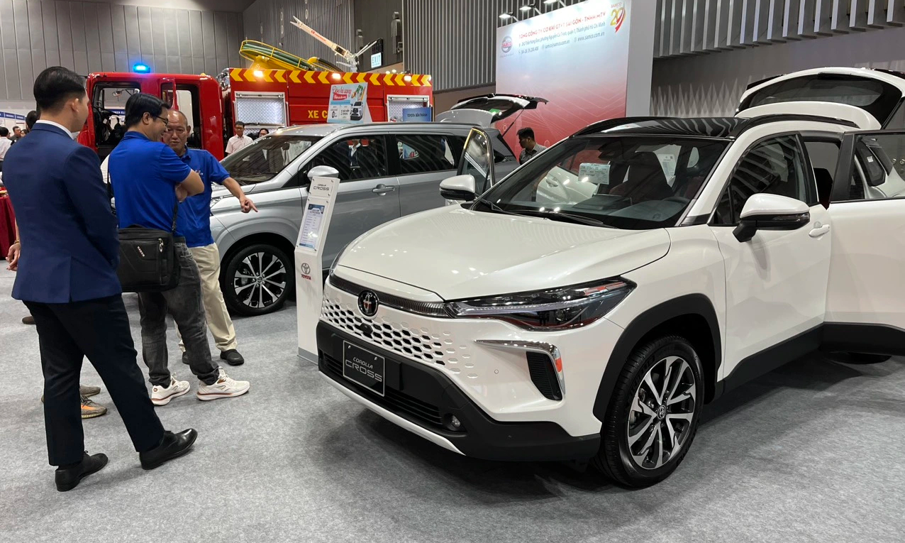 Tháng cuối năm, hàng loạt ô tô tại Việt Nam ồ ạt giảm giá - Ảnh 2. Tháng cuối năm, hàng loạt ô tô tại Việt Nam ồ ạt giảm giá - Ảnh 2.