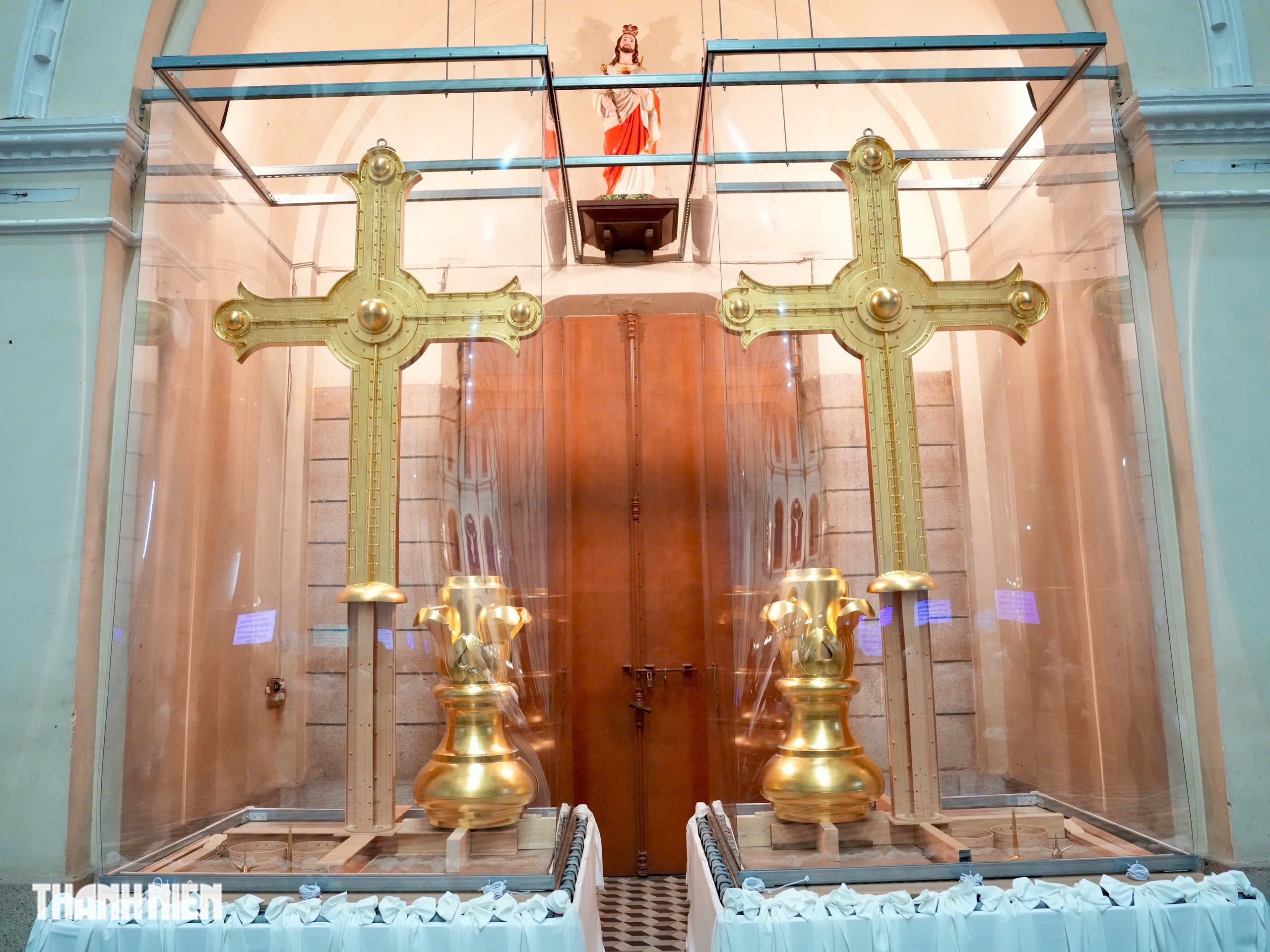 Làm thế nào để vào chiêm ngắm Thánh giá mạ vàng Nhà thờ Đức Bà Sài Gòn?- Ảnh 2. Làm thế nào để vào chiêm ngắm Thánh giá mạ vàng Nhà thờ Đức Bà Sài Gòn?- Ảnh 2.