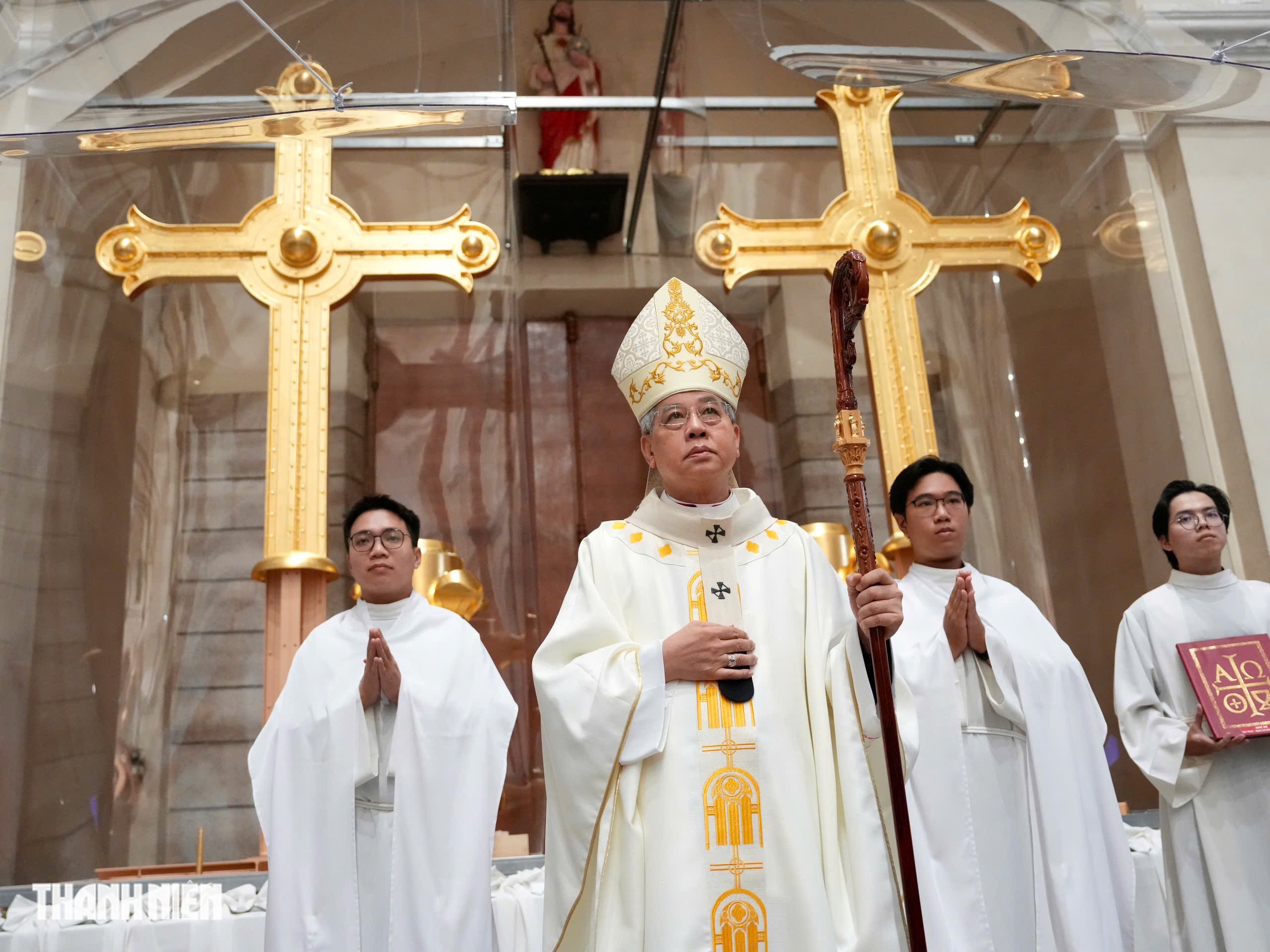 Làm thế nào để vào chiêm ngắm Thánh giá mạ vàng Nhà thờ Đức Bà Sài Gòn?- Ảnh 1. Làm thế nào để vào chiêm ngắm Thánh giá mạ vàng Nhà thờ Đức Bà Sài Gòn?- Ảnh 1.