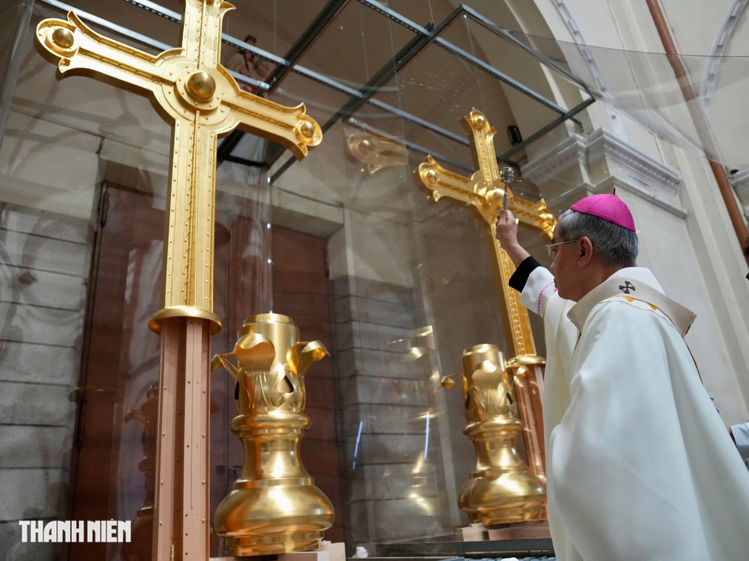 Thánh giá mạ vàng ở Nhà thờ Đức Bà Sài Gòn: Từ tối nay 8.12, người dân có thể chiêm ngưỡng - Ảnh 3.
