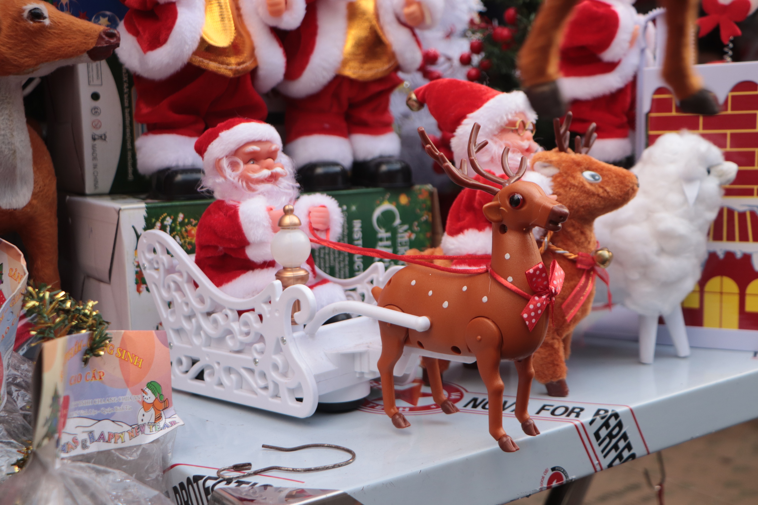 Tiểu thương phố Noel chuộng h&agrave;ng truyền thống, giảm chạy theo trend- Ảnh 3.