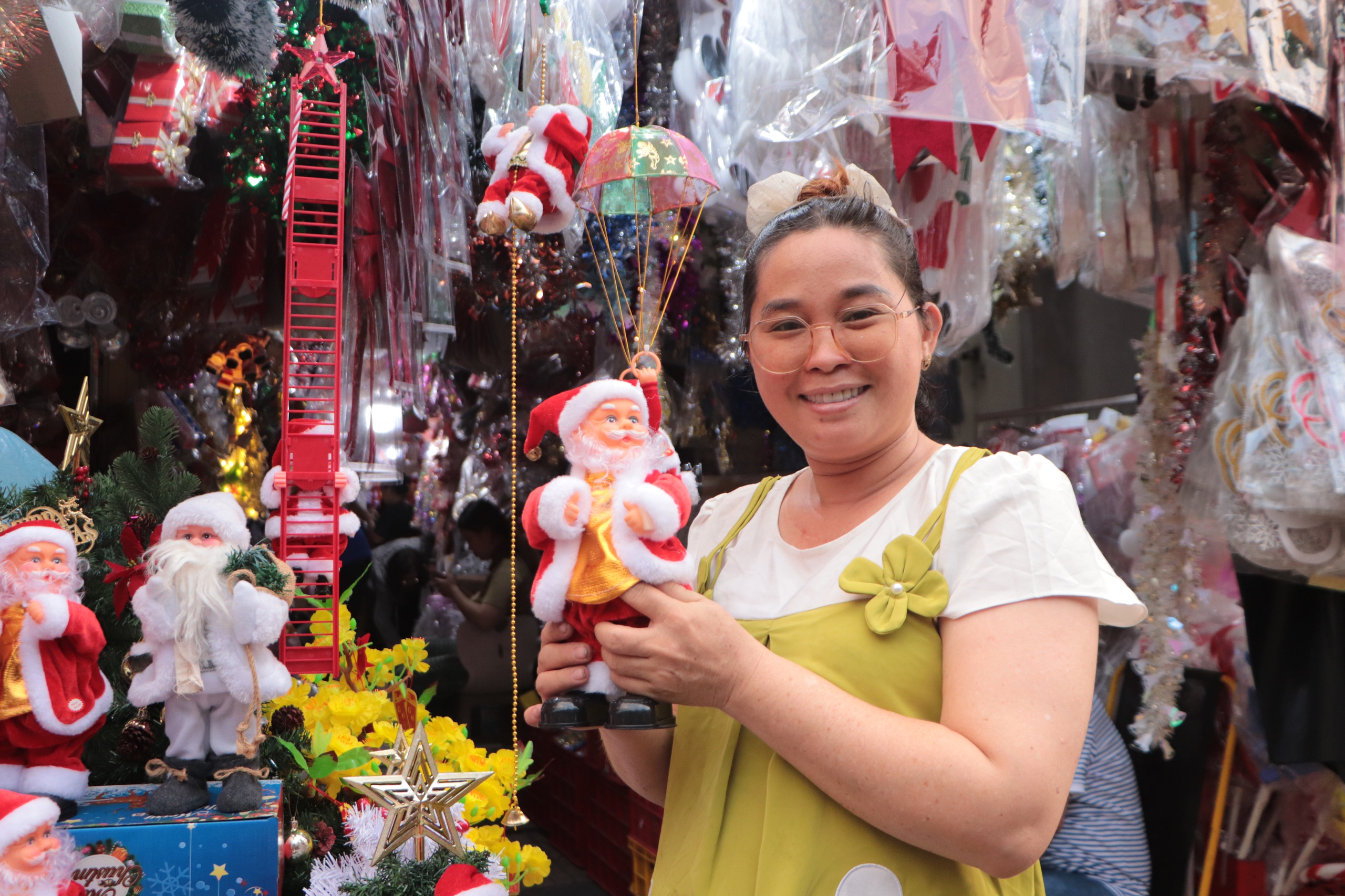 Tiểu thương phố Noel chuộng h&agrave;ng truyền thống, giảm chạy theo trend- Ảnh 1.