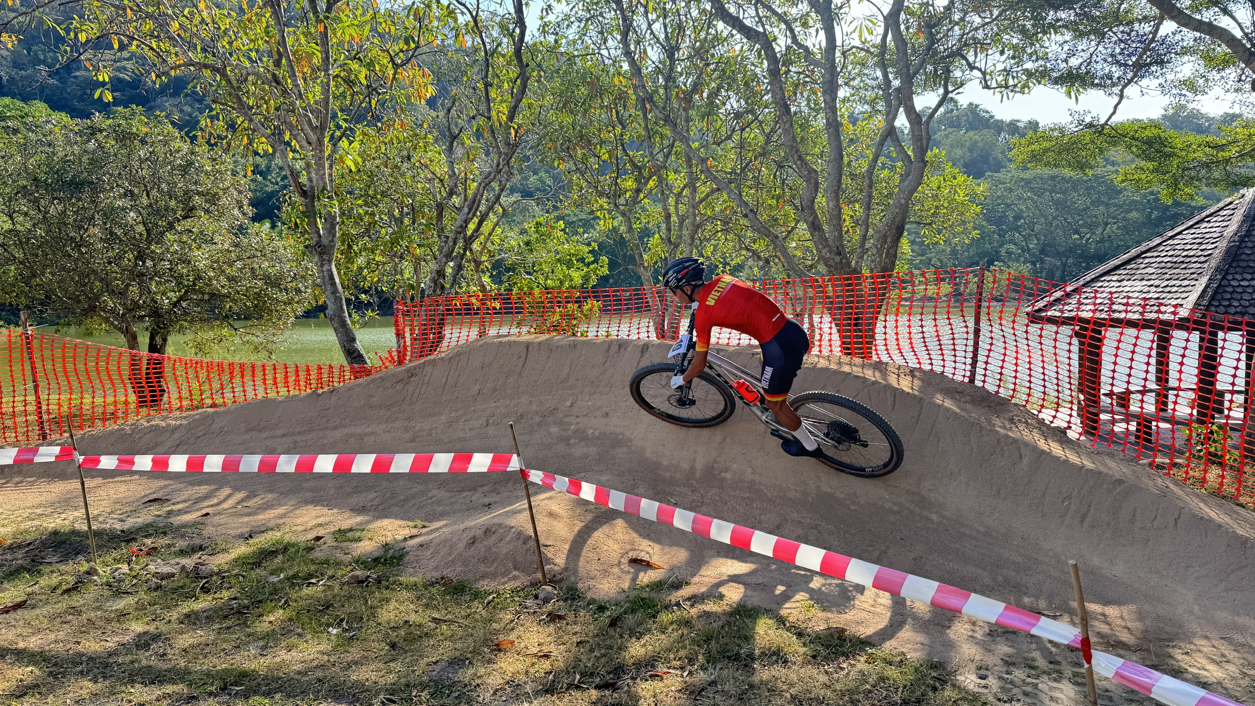 Thái Lan làm đường đua địa hình trong sở thú, cua rơ Việt Nam gặp khó- Ảnh 6. Thái Lan làm đường đua địa hình trong sở thú, cua rơ Việt Nam gặp khó- Ảnh 6.