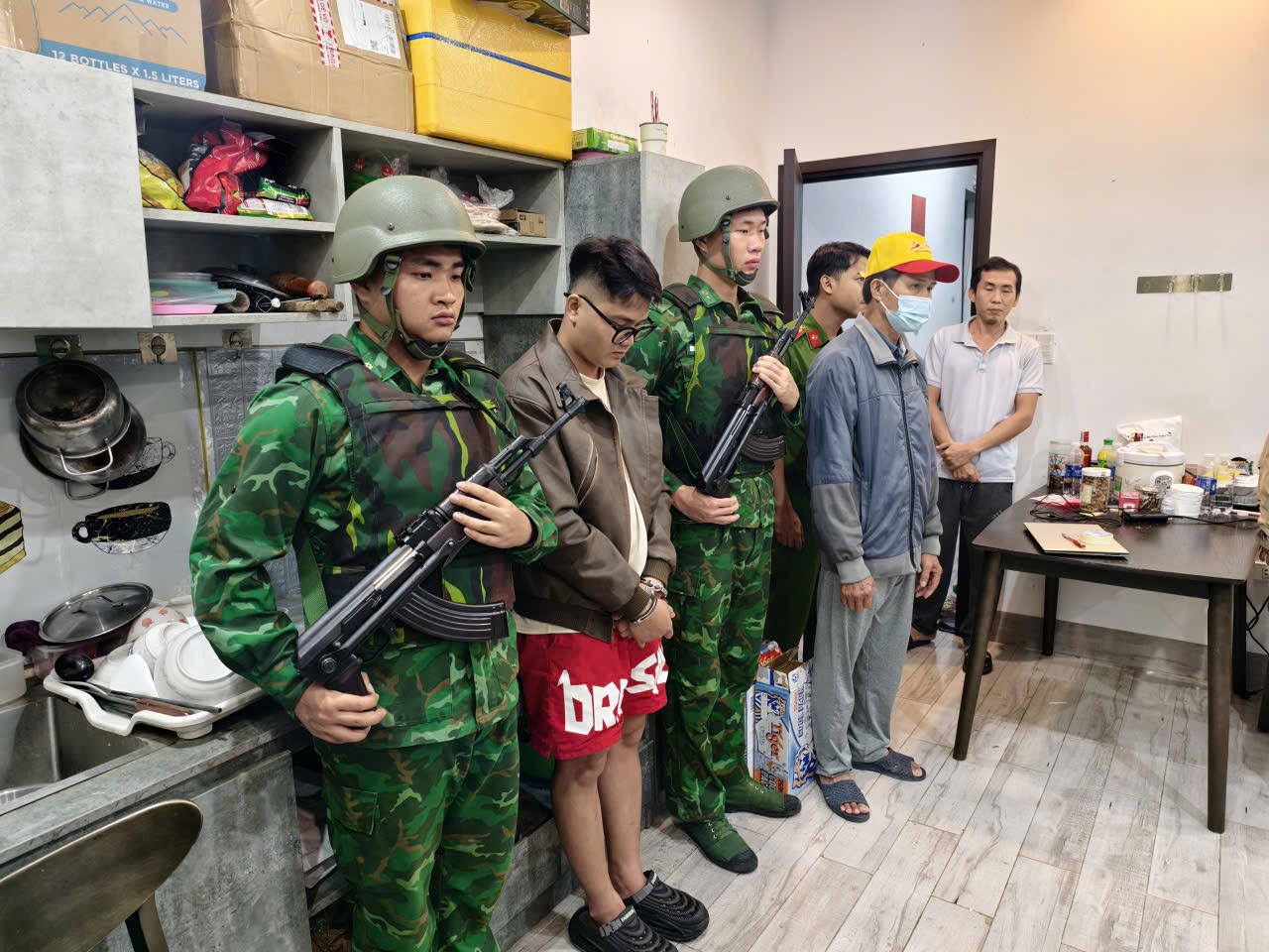 Đà Nẵng: Bắt nhóm chuyên sang chiết tinh dầu thành ma túy bán cho giới trẻ- Ảnh 2.