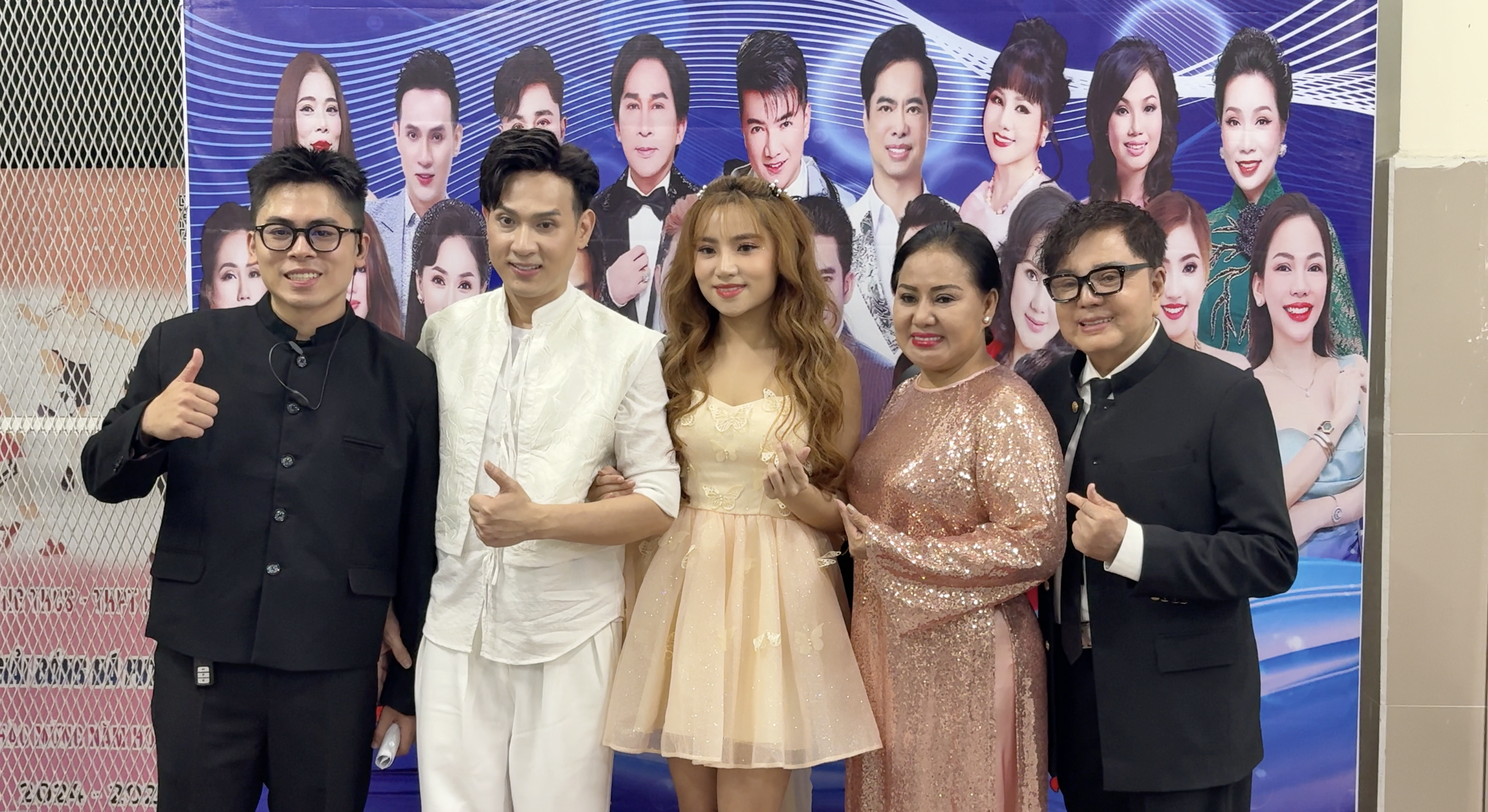 Đàm Vĩnh Hưng ôm thùng tiền xin quyên góp- Ảnh 1.