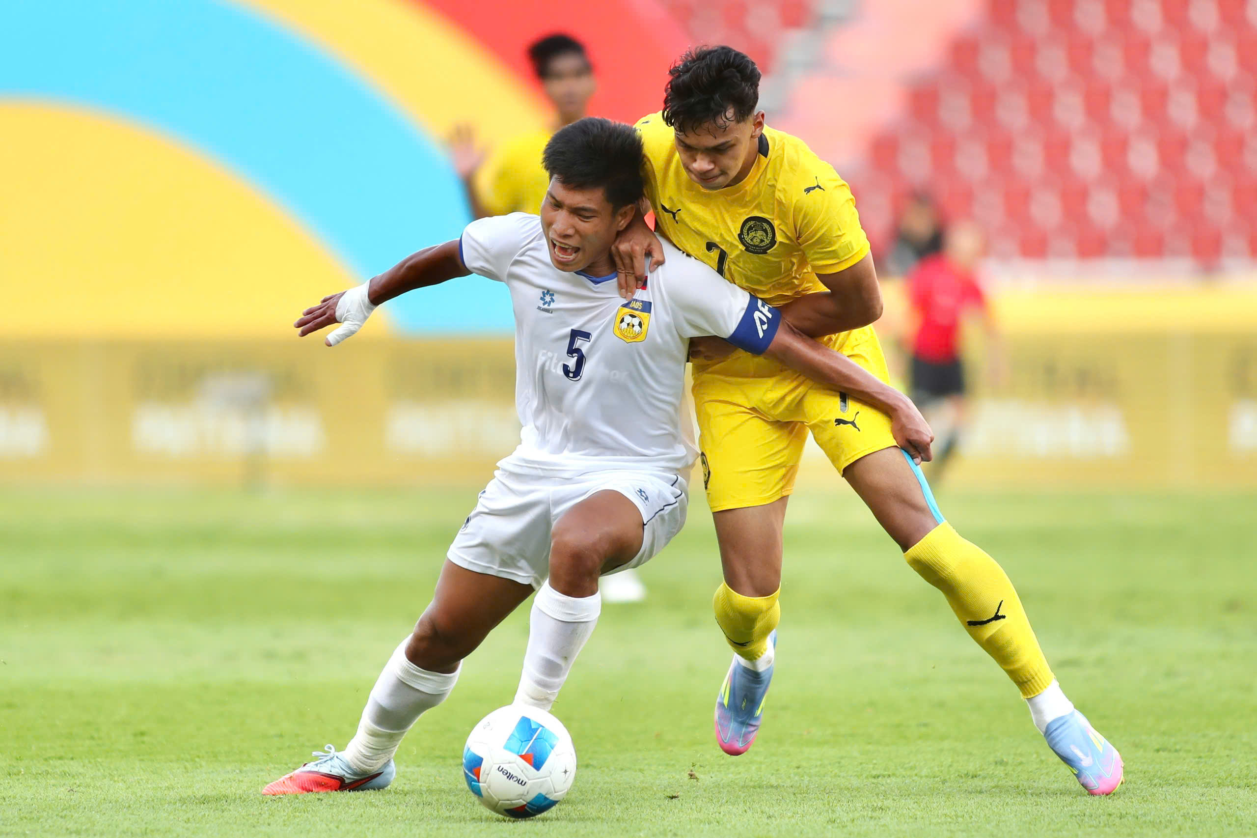 Sao U.23 Malaysia bất an vì cha dượng đột quỵ, HLV Nafuzi nói điều bất ngờ về U.23 Việt Nam- Ảnh 2.