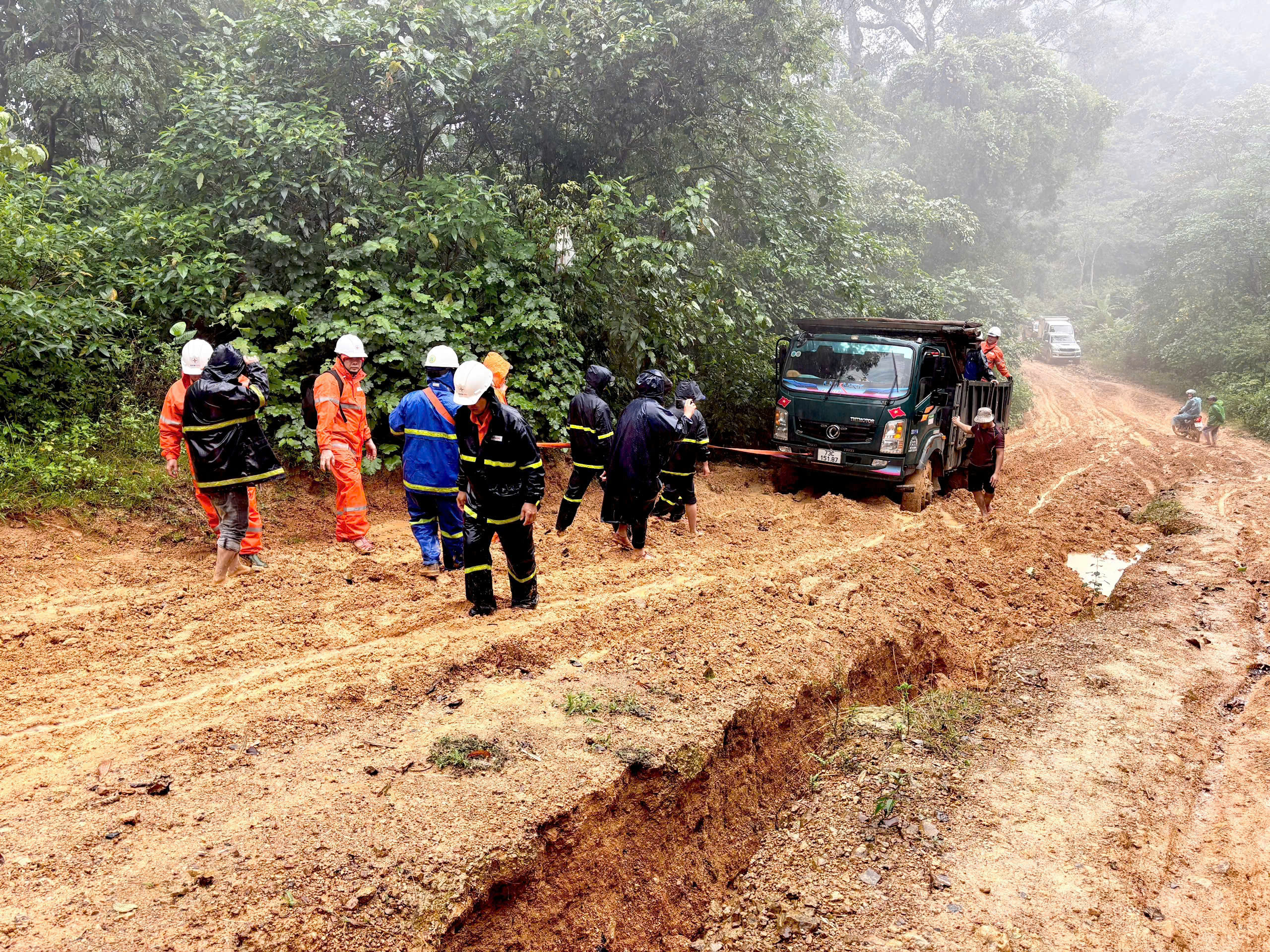 Điện lực Quảng Trị ráo riết đưa điện về các thôn, bản lõm giữa rừng Trường Sơn - Ảnh 1.