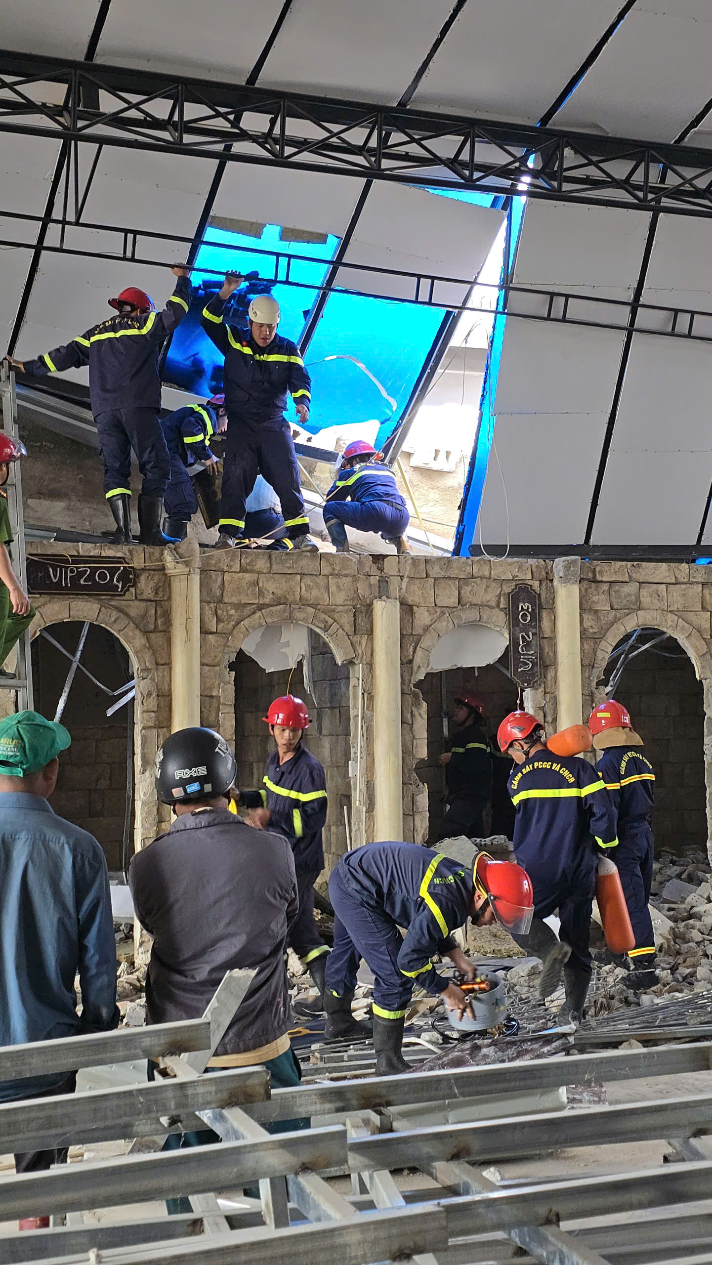 Bê tông sập đè mái nhà hàng ở Đà Lạt, một công nhân tử nạn- Ảnh 3. Bê tông sập đè mái nhà hàng ở Đà Lạt, một công nhân tử nạn- Ảnh 3.