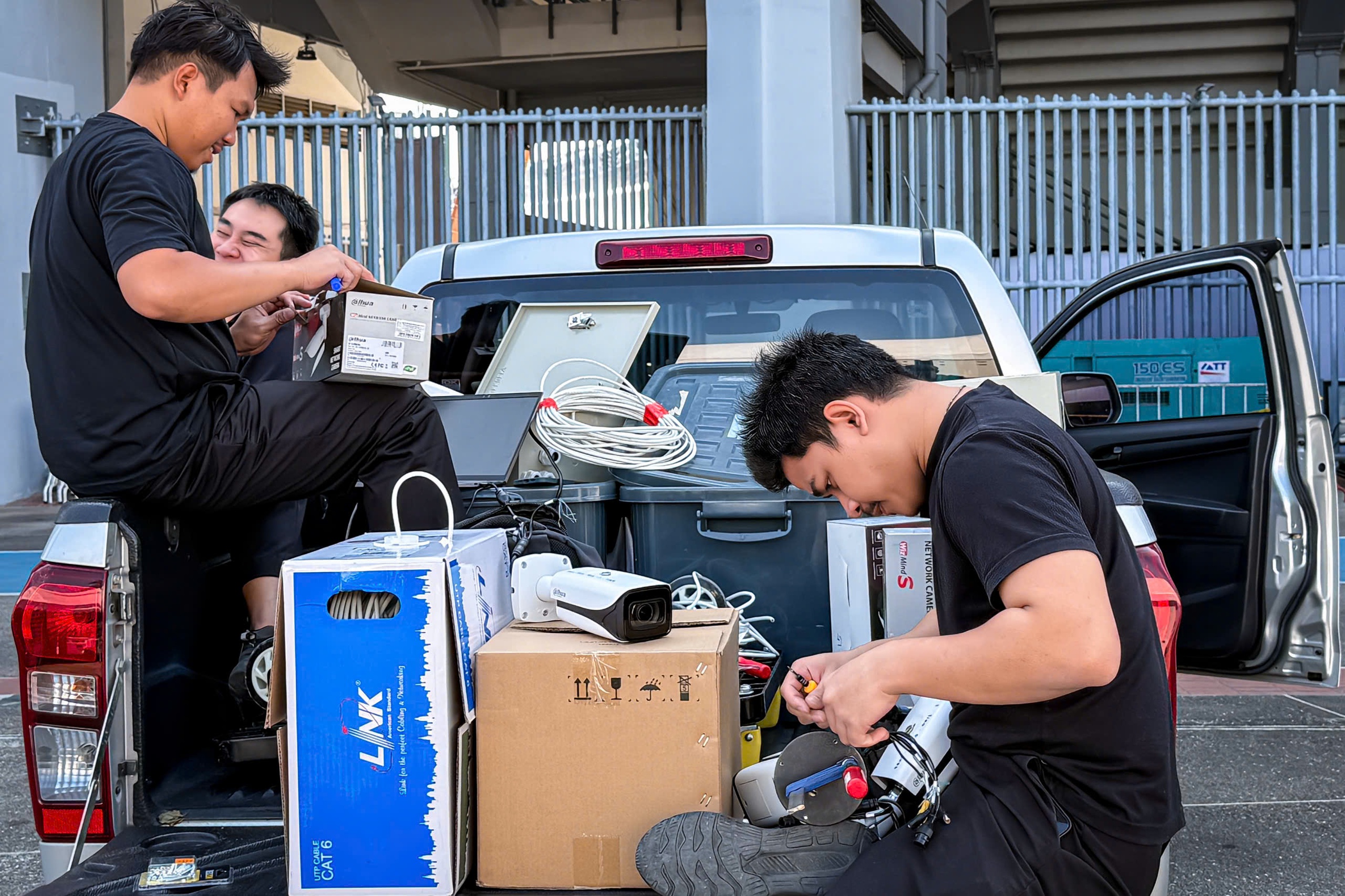 Vóór de opening van SEA Games 33: Speciale bommenopruimingsdiensten verschenen in het Rajamangala-stadion - Foto 8. Trước khai mạc SEA Games 33: Đặc nhiệm rà phá bom mìn xuất hiện tại sân Rajamangala- Ảnh 8.