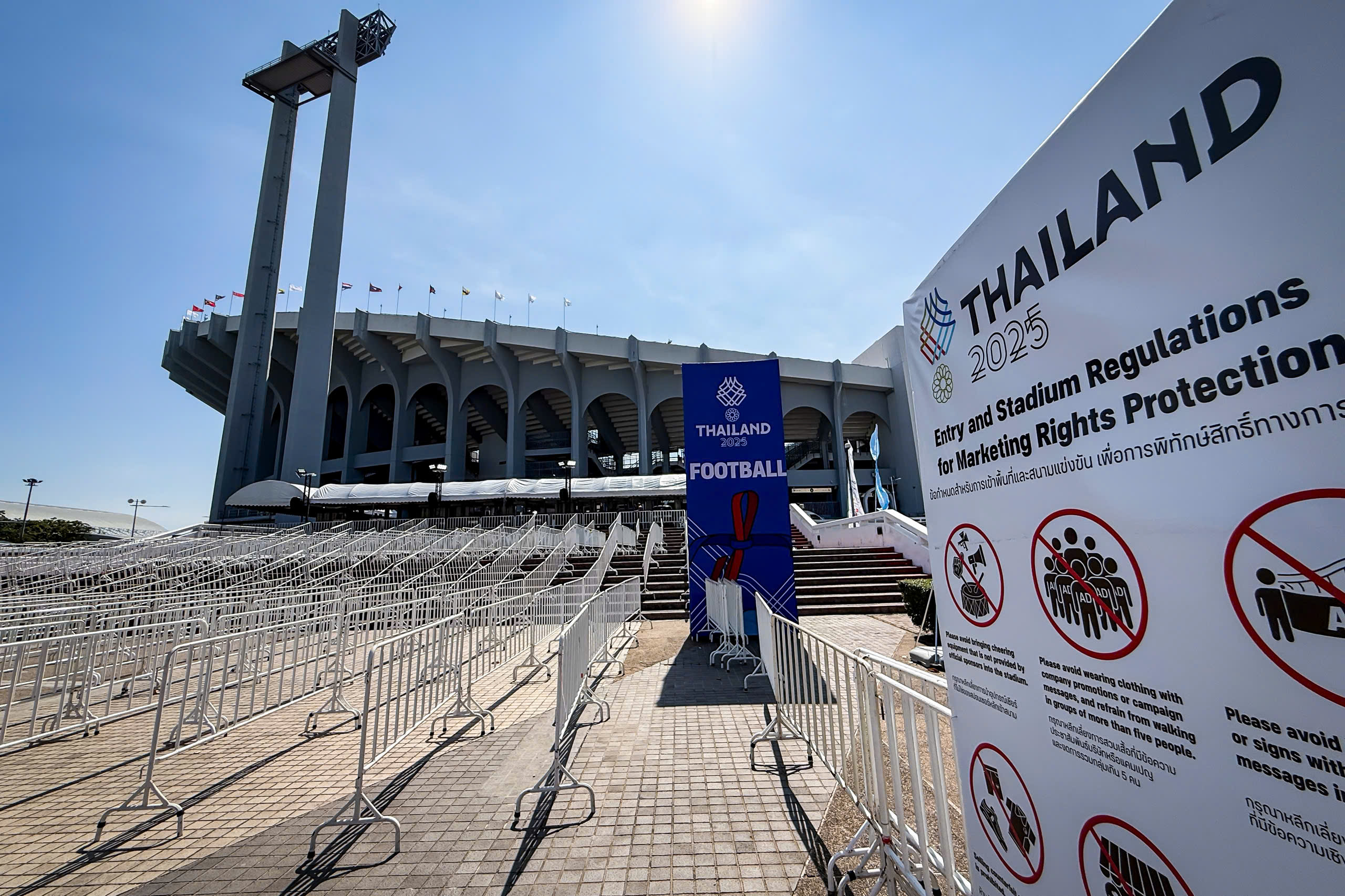 Vóór de opening van SEA Games 33: Speciale bommenopruimingsdiensten verschenen in het Rajamangala-stadion - Foto 9. Trước khai mạc SEA Games 33: Đặc nhiệm rà phá bom mìn xuất hiện tại sân Rajamangala- Ảnh 9.