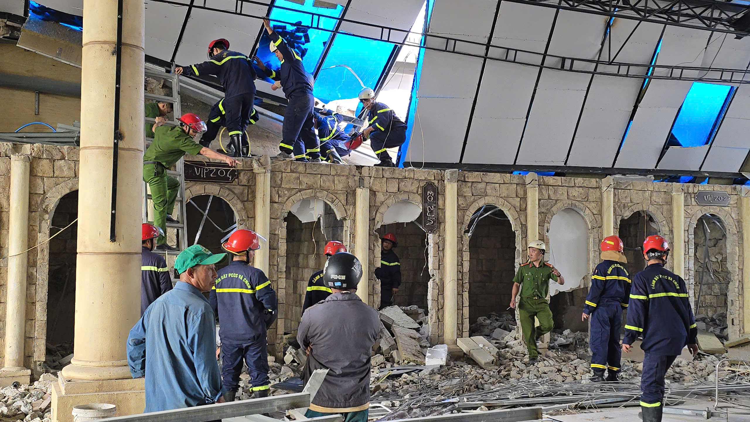 Bê tông sập đè mái nhà hàng ở Đà Lạt, một công nhân tử nạn- Ảnh 1. Bê tông sập đè mái nhà hàng ở Đà Lạt, một công nhân tử nạn- Ảnh 1.