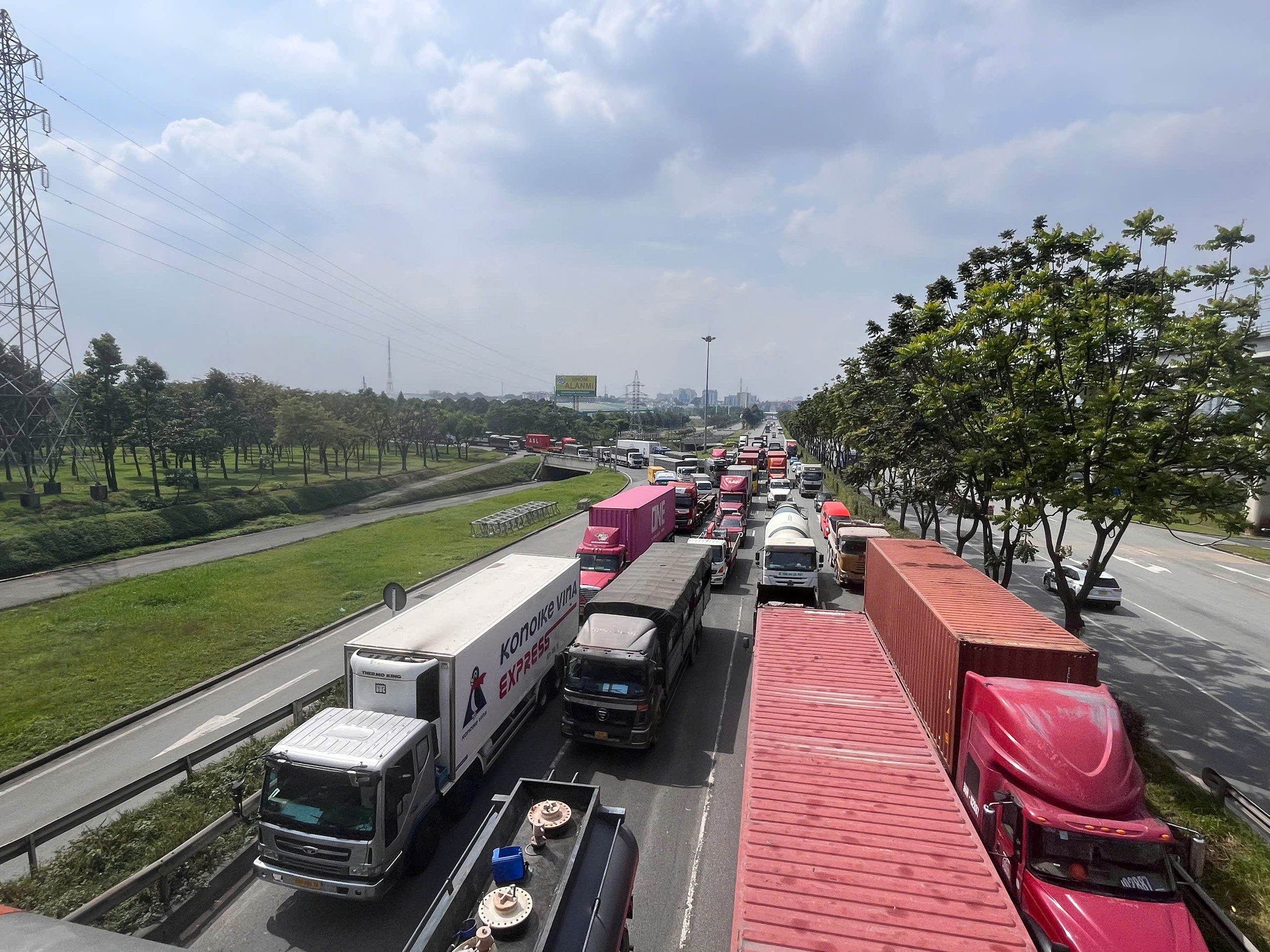 TP.HCM: Xe container ôm cua lật ngang tại cầu vượt Trạm 2, giao thông ùn ứ - Ảnh 2.