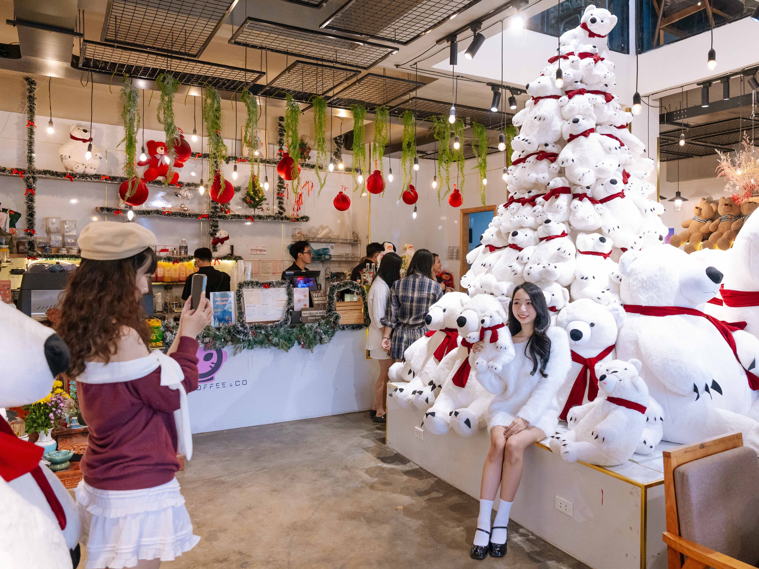 Bạn trẻ mặc đồ đông giữa trời 30 độ - Ảnh 2.