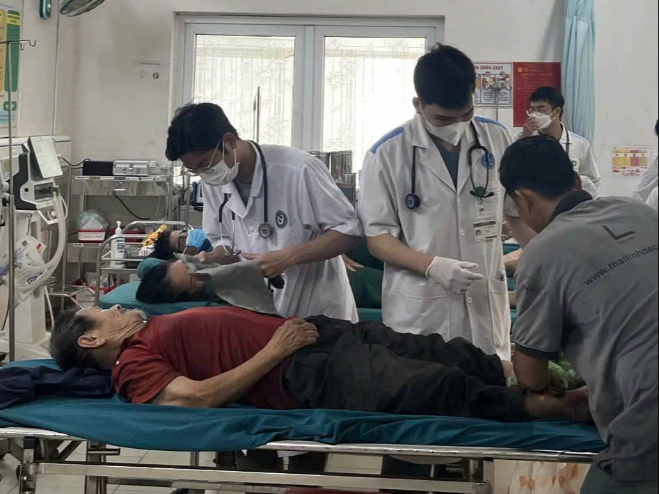 Ngành y tế Trong lũ: Cuộc chiến không ngừng nghỉ giữa thiên tai tại miền Trung - Ảnh 4. Ngành y tế Trong lũ: Cuộc chiến không ngừng nghỉ giữa thiên tai tại miền Trung - Ảnh 4.