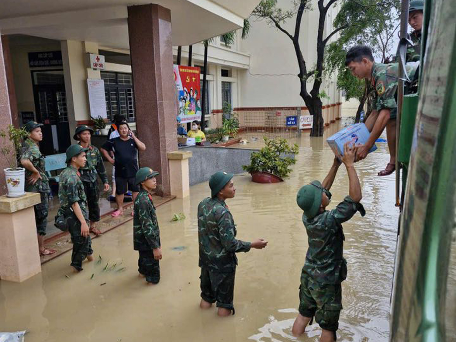 Ngành y tế Trong lũ: Cuộc chiến không ngừng nghỉ giữa thiên tai tại miền Trung - Ảnh 6. Ngành y tế Trong lũ: Cuộc chiến không ngừng nghỉ giữa thiên tai tại miền Trung - Ảnh 6.