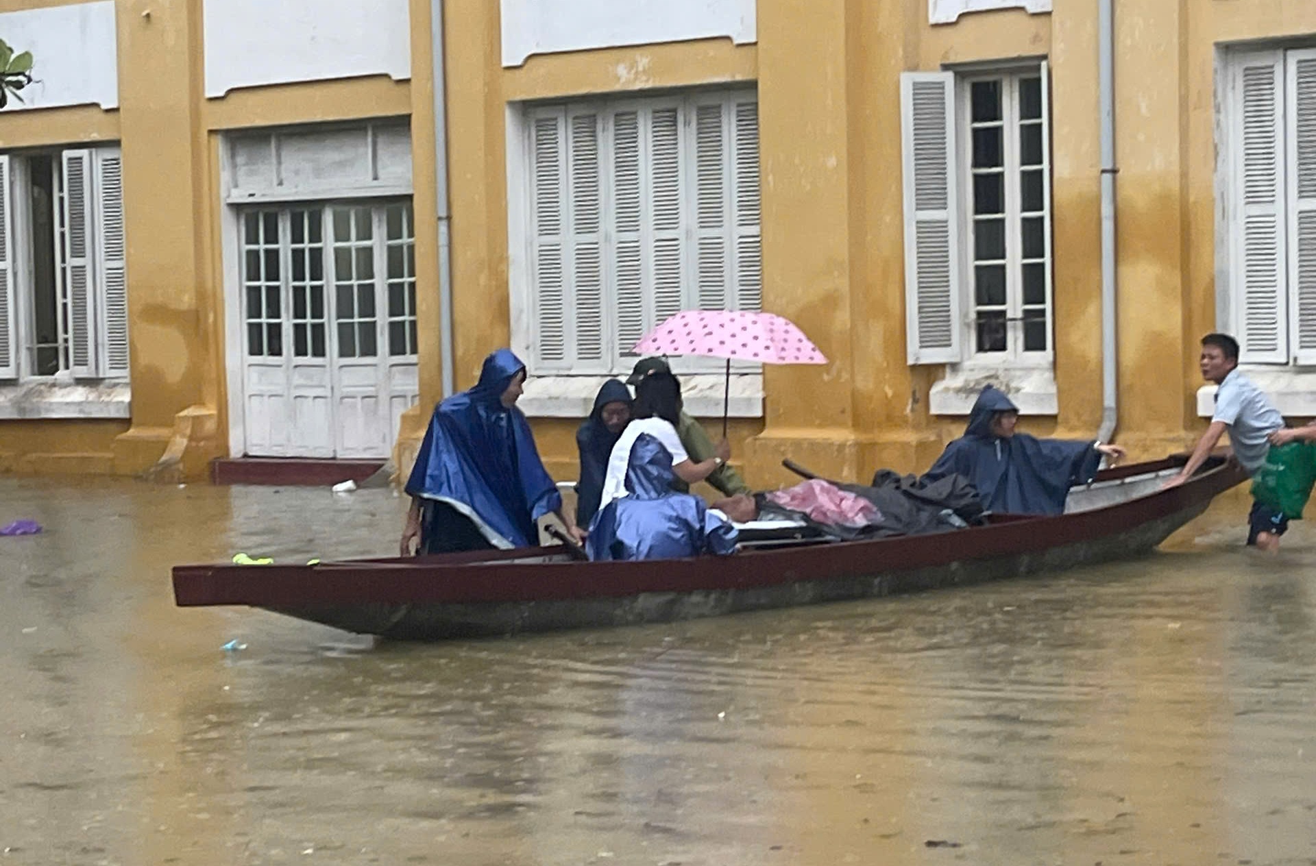 Ngành y tế Trong lũ: Cuộc chiến không ngừng nghỉ giữa thiên tai tại miền Trung - Ảnh 8. Ngành y tế Trong lũ: Cuộc chiến không ngừng nghỉ giữa thiên tai tại miền Trung - Ảnh 8.