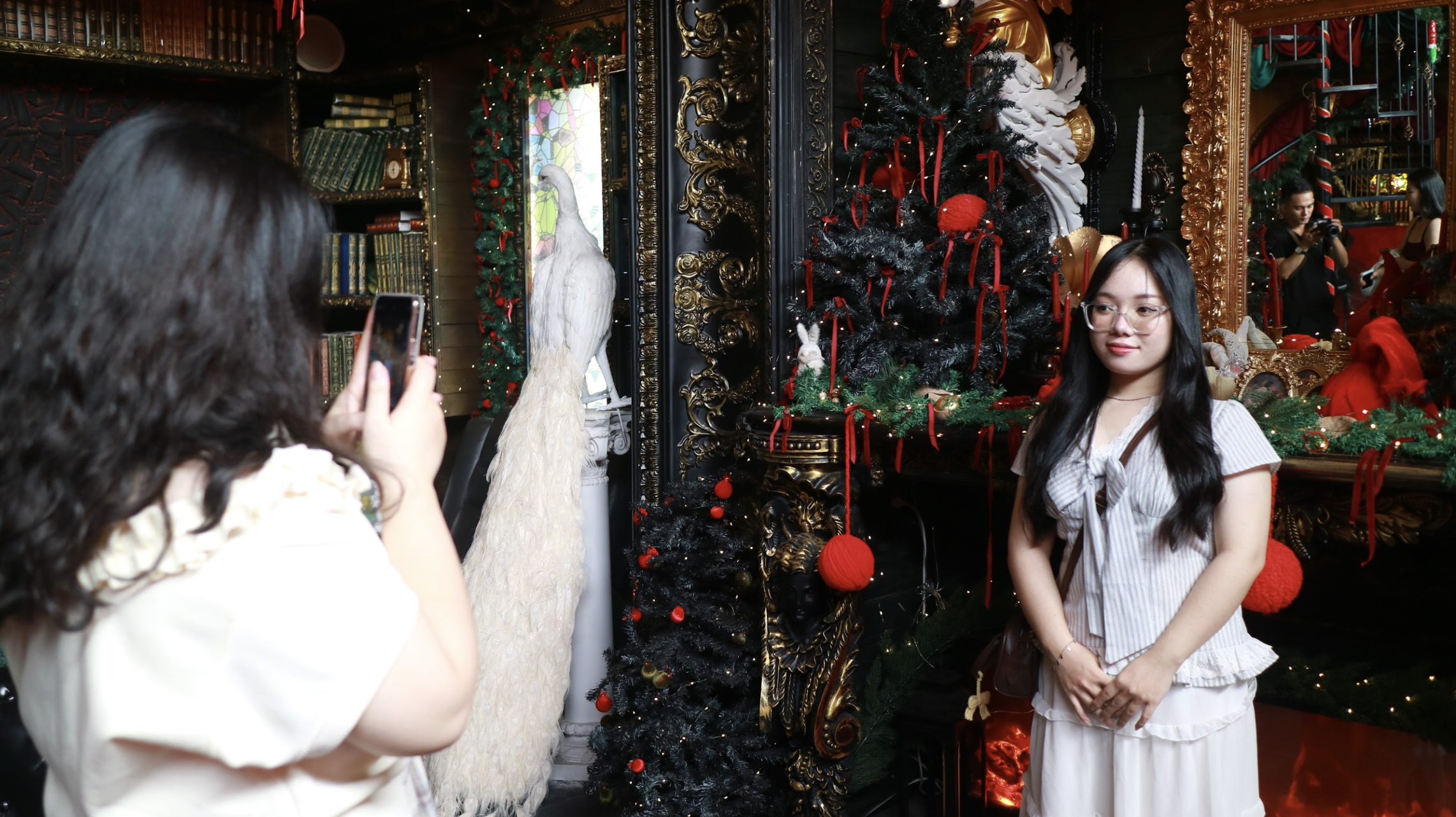 'Mang tuyết' đến TP.HCM mùa Giáng sinh, quán cà phê thu hút đông khách check-in - Ảnh 4.