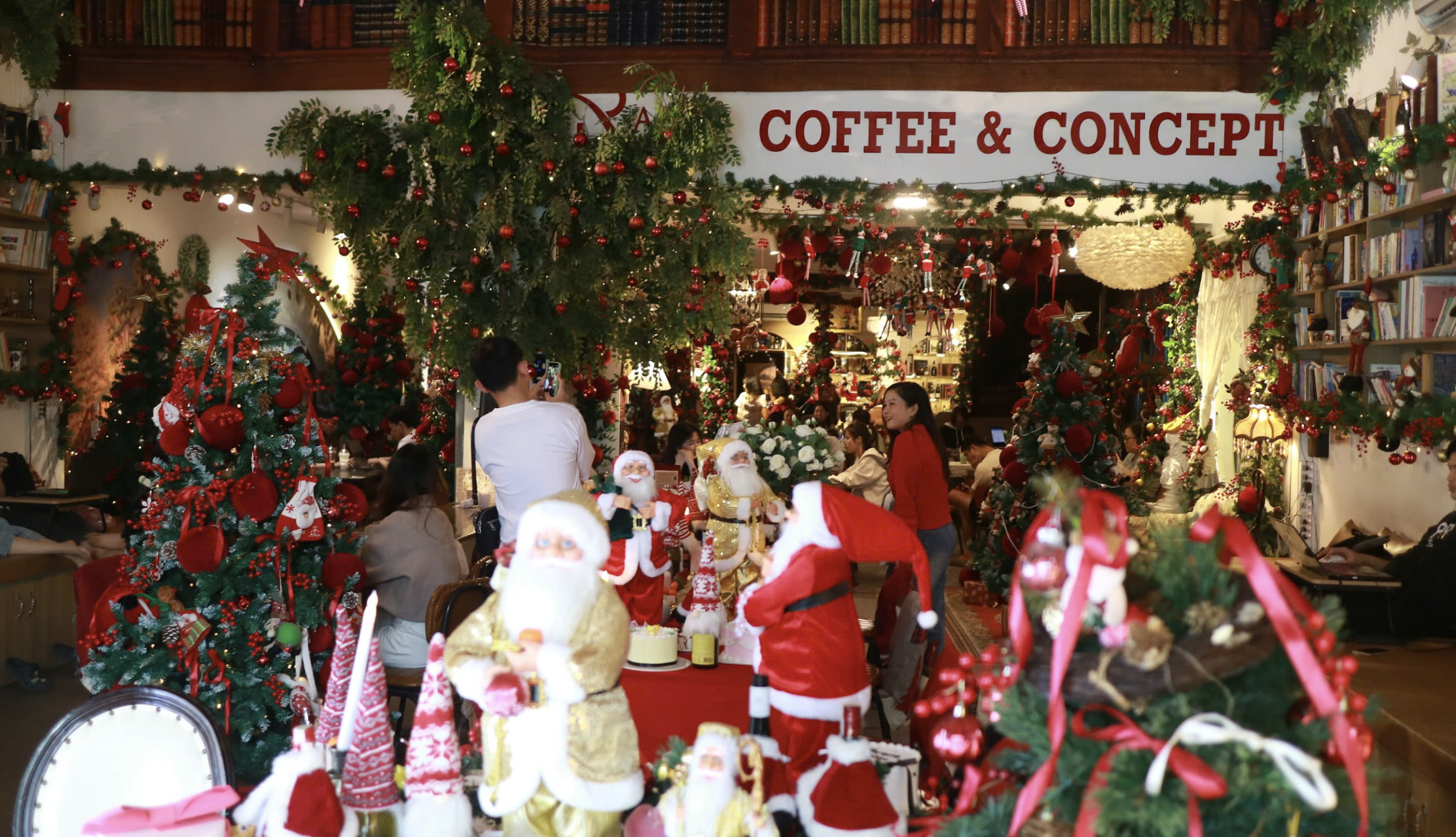 'Mang tuyết' đến TP.HCM mùa Giáng sinh, quán cà phê thu hút đông khách check-in - Ảnh 8.