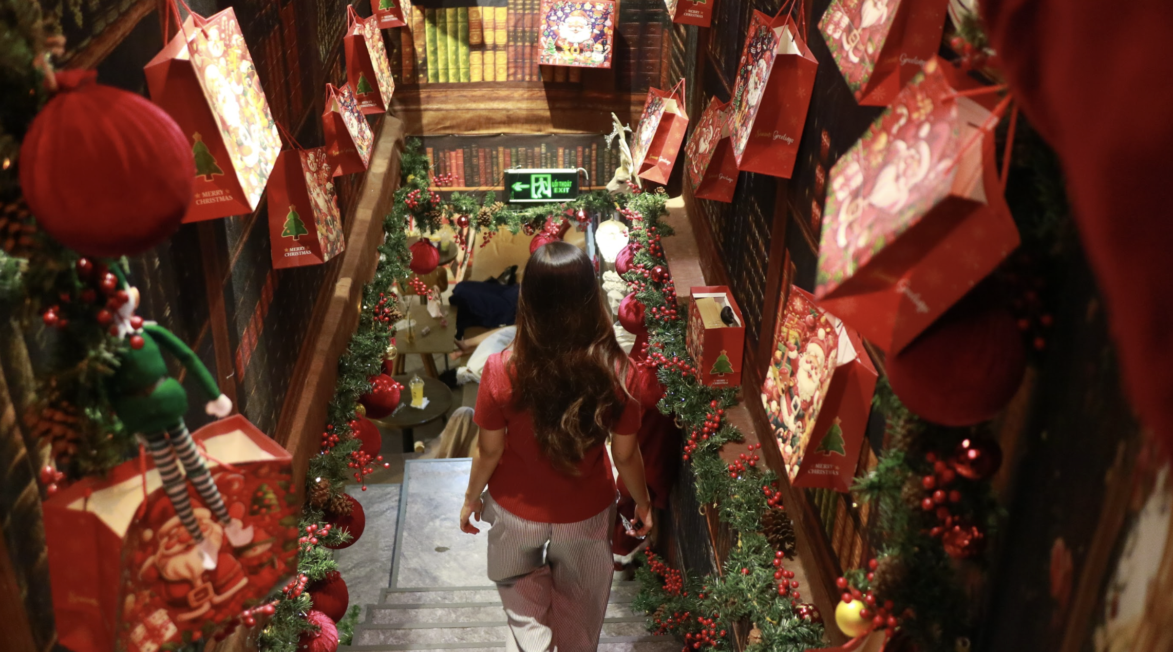 'Mang tuyết' đến TP.HCM mùa Giáng sinh, quán cà phê thu hút đông khách check-in - Ảnh 11.