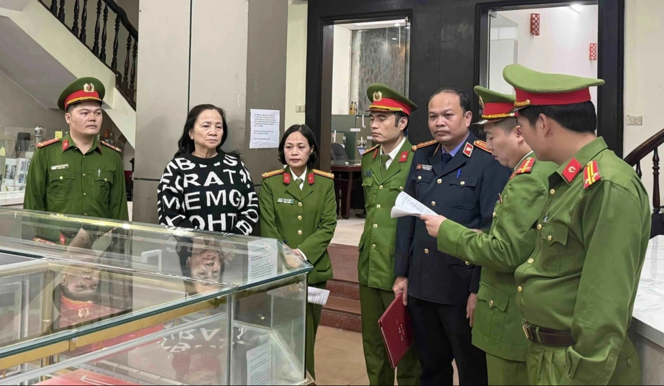 Khởi tố chủ tiệm vàng Kim Chung thanh hóa vì hành vi trốn thuế nghiêm trọng - Ảnh 1. Khởi tố chủ tiệm vàng Kim Chung thanh hóa vì hành vi trốn thuế nghiêm trọng - Ảnh 1.