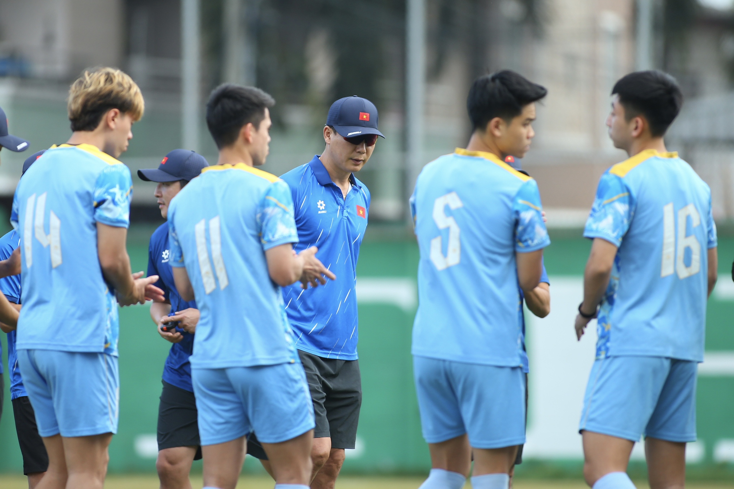 Hài hước: Ngôi sao U.23 Việt Nam 'gian lận' bất thành, đồng đội hết sức ‘tức giận’- Ảnh 8. Hài hước: Ngôi sao U.23 Việt Nam 'gian lận' bất thành, đồng đội hết sức ‘tức giận’- Ảnh 8.