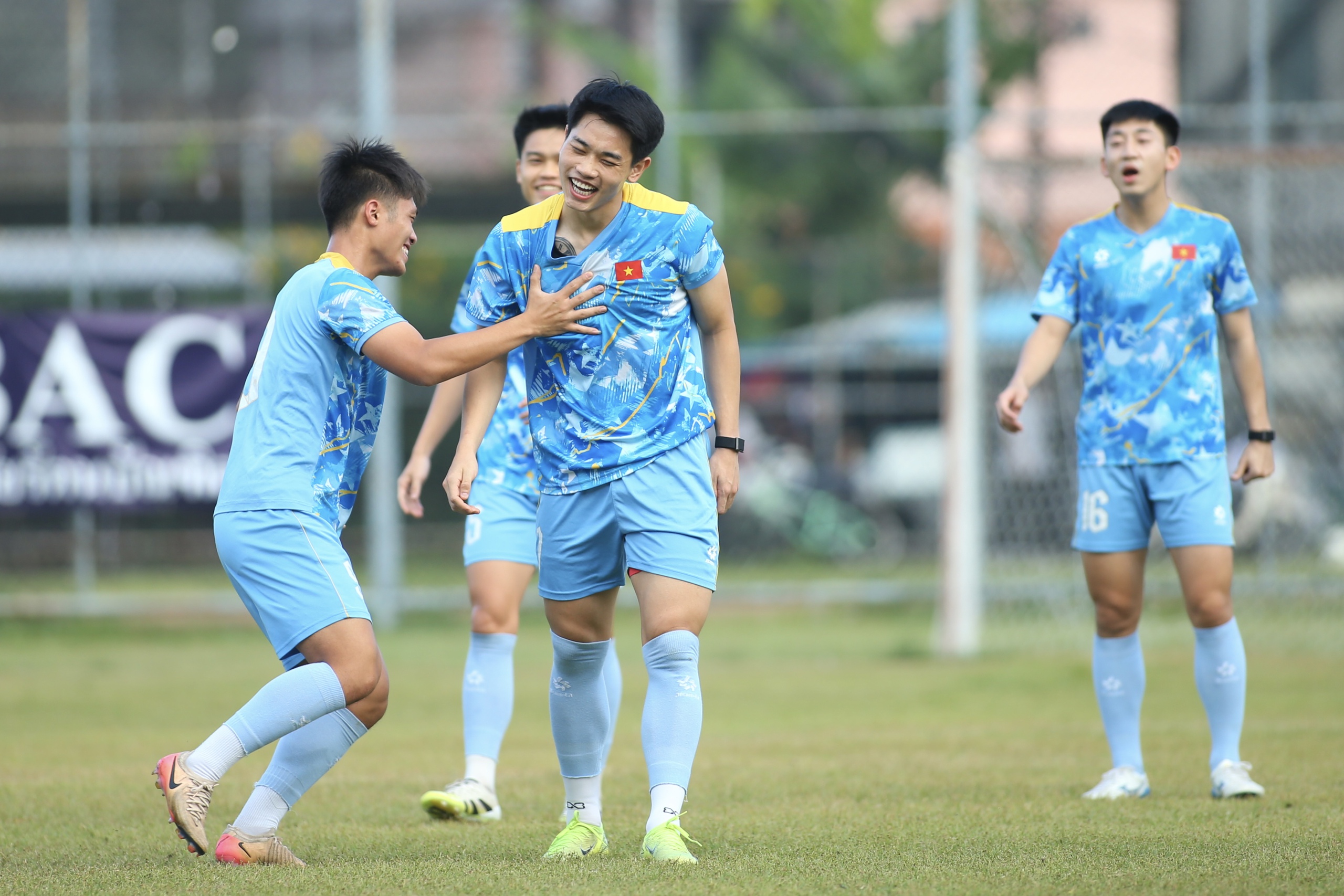 Hài hước: Ngôi sao U.23 Việt Nam 'gian lận' bất thành, đồng đội hết sức ‘tức giận’- Ảnh 2. Hài hước: Ngôi sao U.23 Việt Nam 'gian lận' bất thành, đồng đội hết sức ‘tức giận’- Ảnh 2.