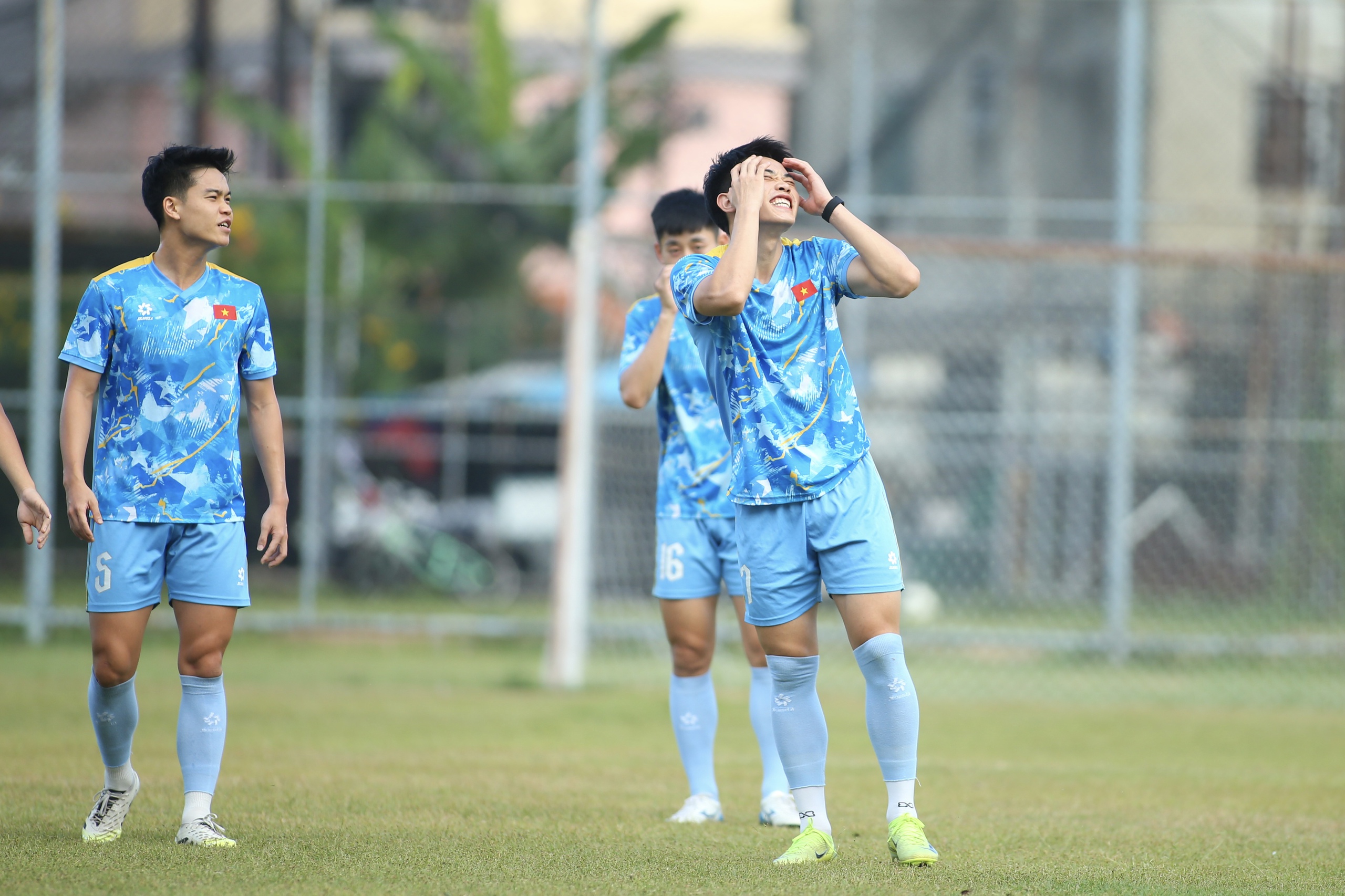 Hài hước: Ngôi sao U.23 Việt Nam 'gian lận' bất thành, đồng đội hết sức ‘tức giận’- Ảnh 5. Hài hước: Ngôi sao U.23 Việt Nam 'gian lận' bất thành, đồng đội hết sức ‘tức giận’- Ảnh 5.