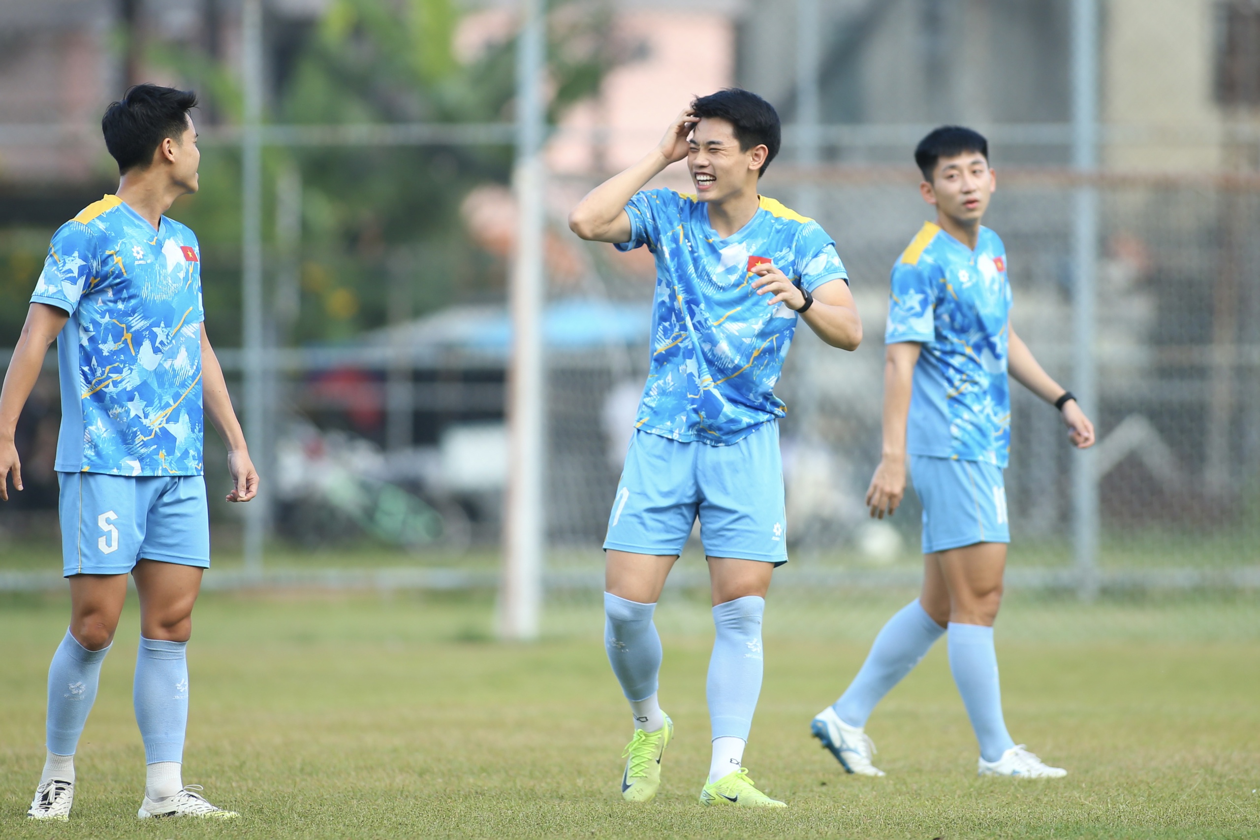 Hài hước: Ngôi sao U.23 Việt Nam 'gian lận' bất thành, đồng đội hết sức ‘tức giận’- Ảnh 4. Hài hước: Ngôi sao U.23 Việt Nam 'gian lận' bất thành, đồng đội hết sức ‘tức giận’- Ảnh 4.