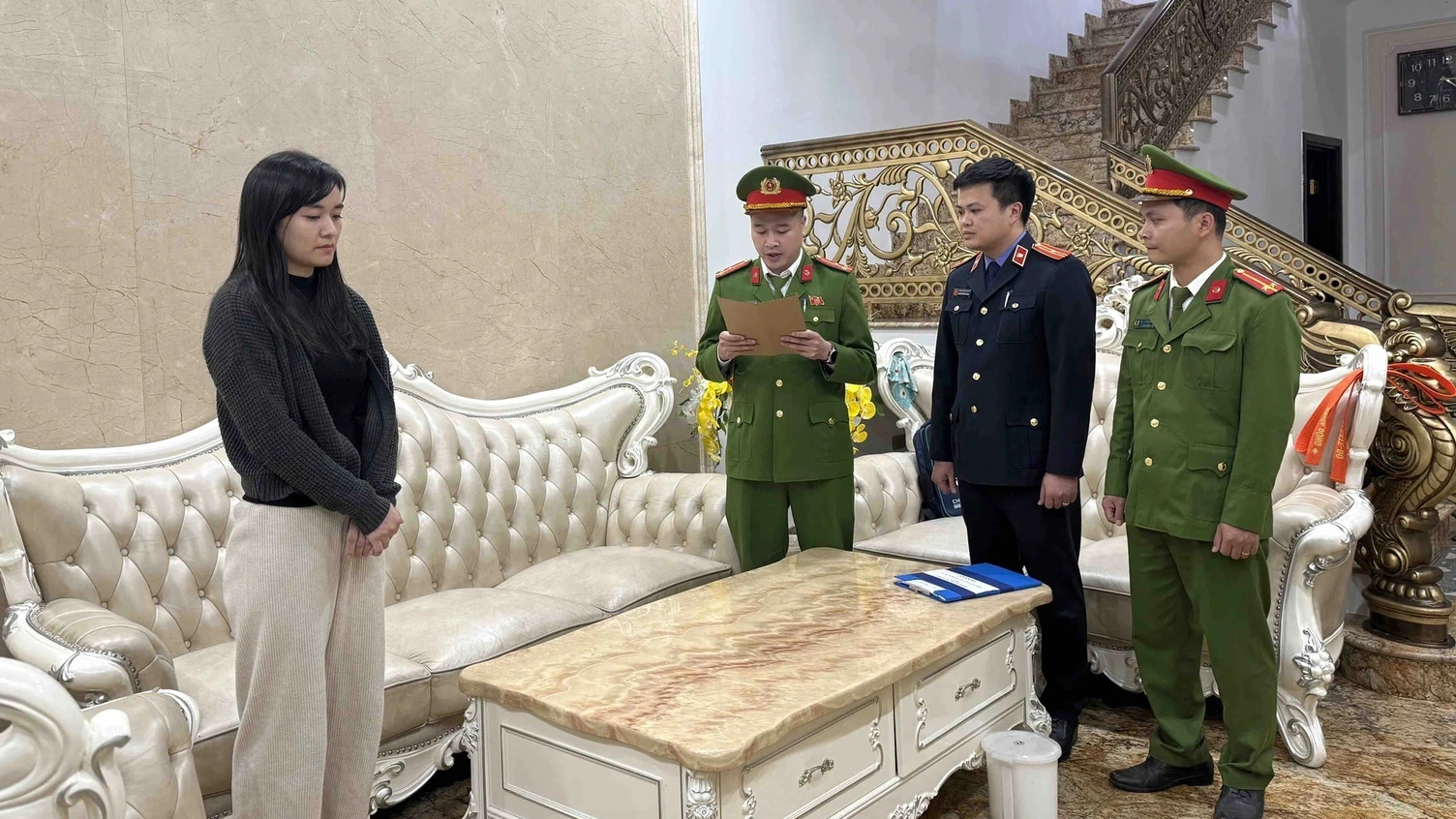 Khởi tố chủ tiệm vàng Kim Chung thanh hóa vì hành vi trốn thuế nghiêm trọng - Ảnh 2. Khởi tố chủ tiệm vàng Kim Chung thanh hóa vì hành vi trốn thuế nghiêm trọng - Ảnh 2.