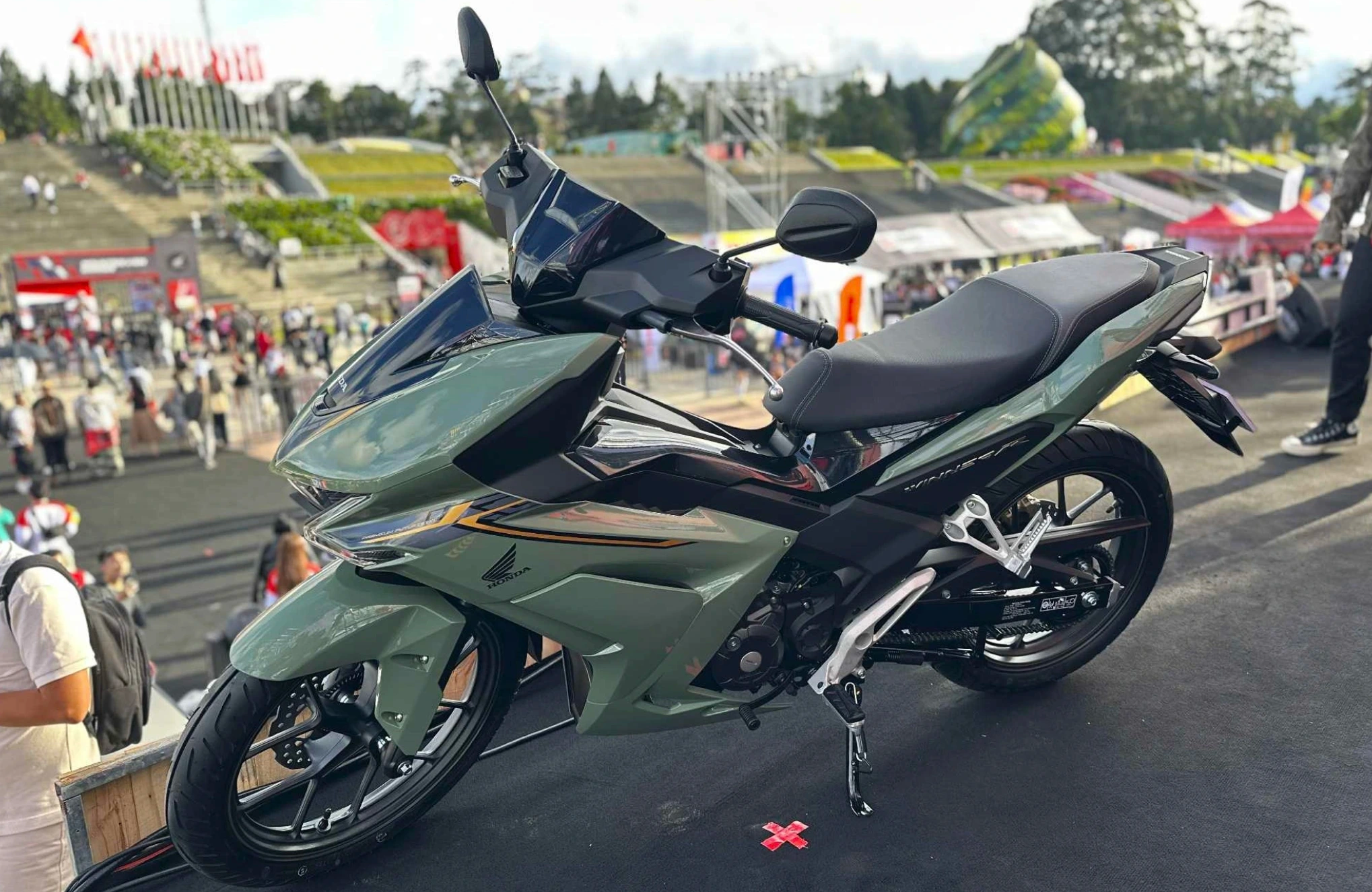 Đại lý dồn dập ưu đãi, giảm giá bán Honda Winner R - Ảnh 1.