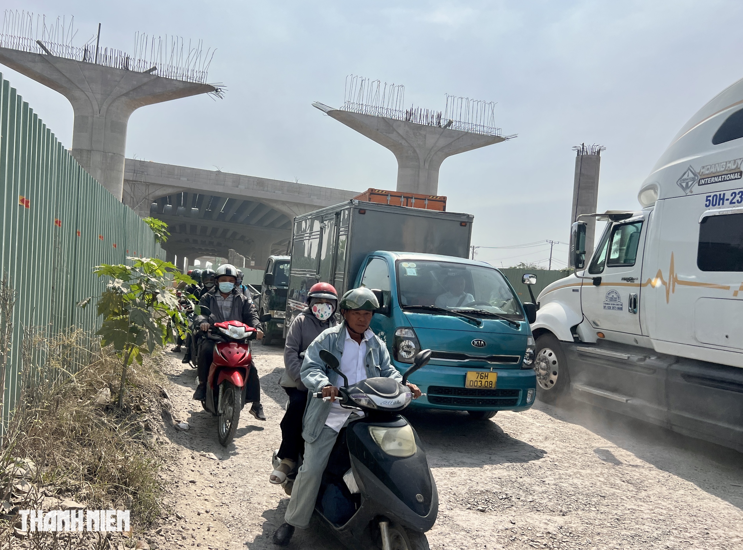 Xe máy lọt thỏm giữa 'cơn bão bụi mịn' và đoàn container: Coi chừng tai nạn! - Ảnh 1.