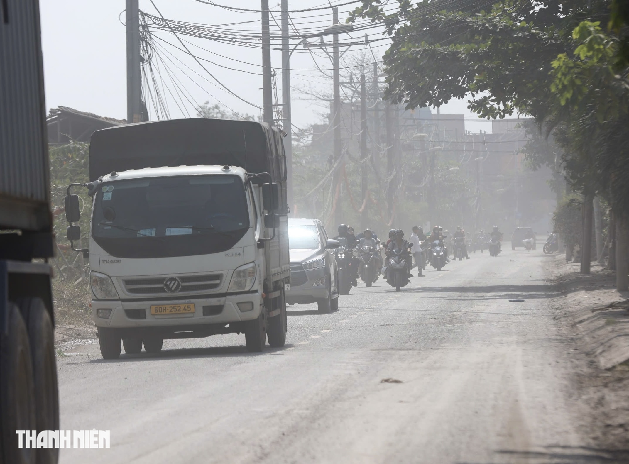 Đường gần công trường Vành đai 3 bụi mịt mù: 'Không thấy đường lái xe'  - Ảnh 6.